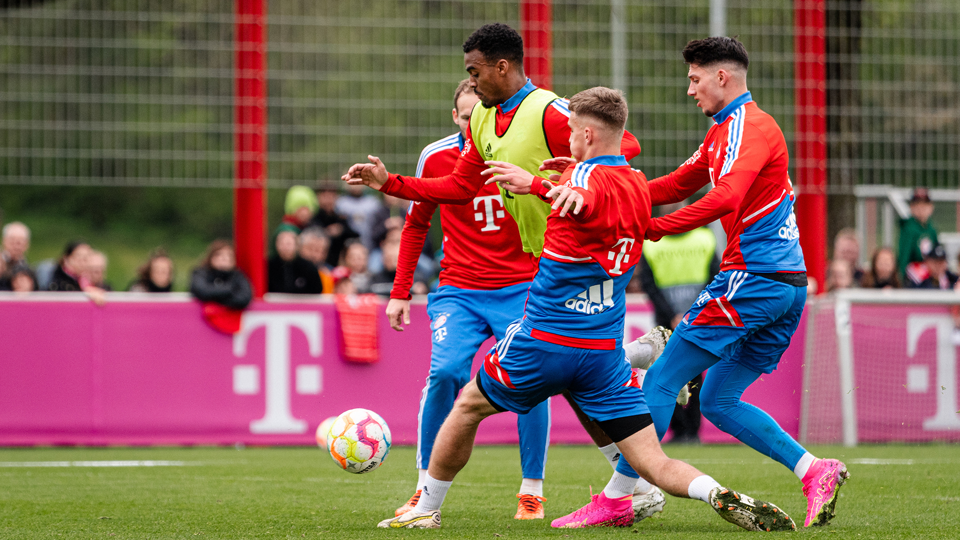 04-oeffentliches-Training-fcbayern-230501-mel