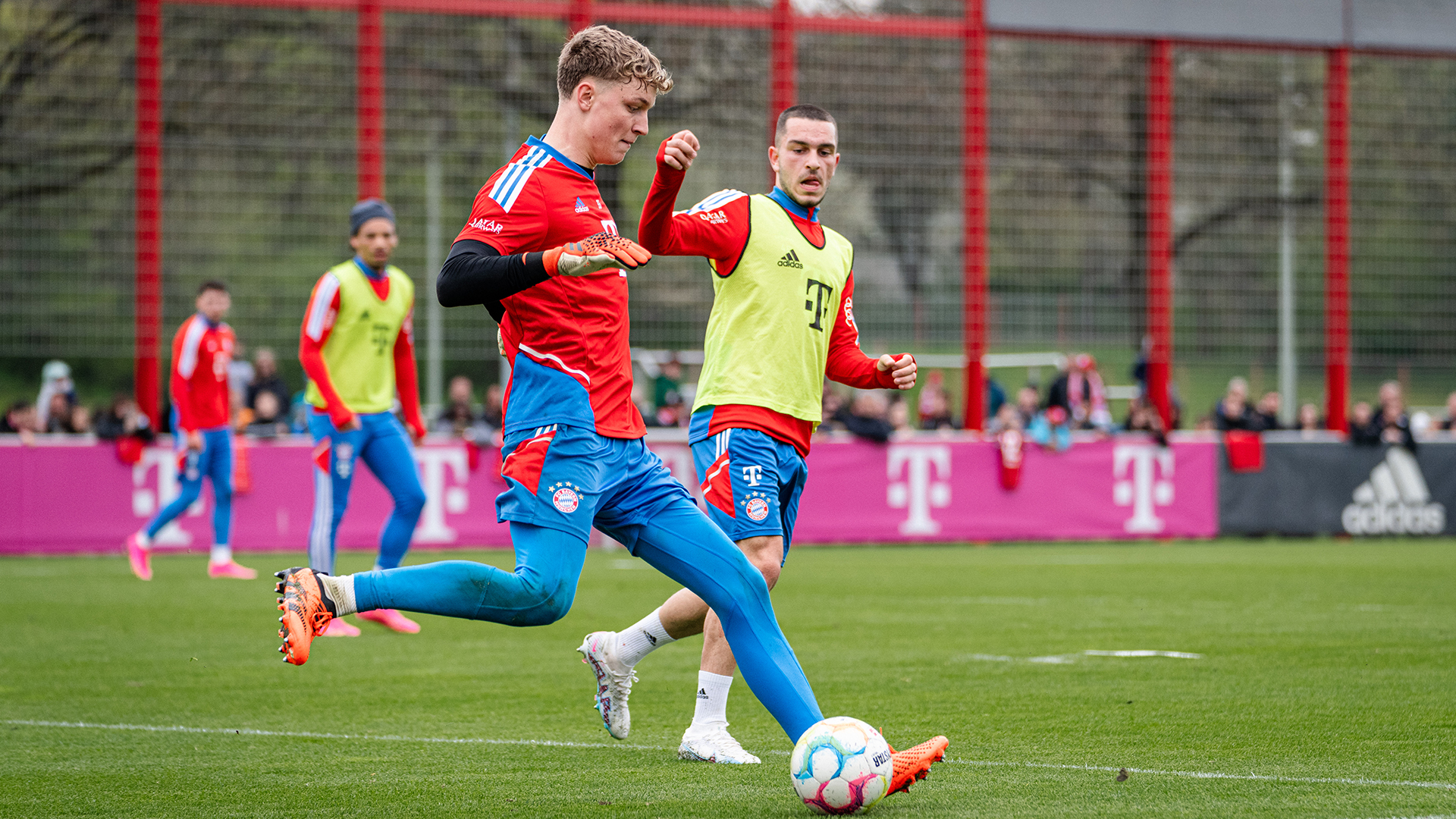 06-oeffentliches-Training-fcbayern-230501-mel