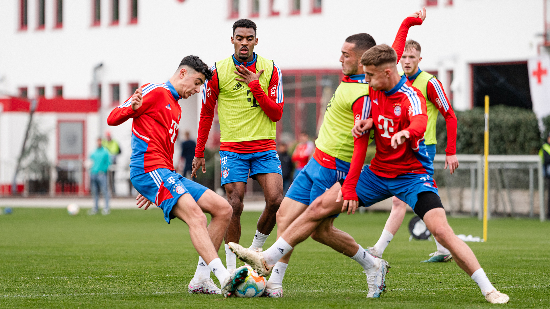 08-oeffentliches-Training-fcbayern-230501-mel