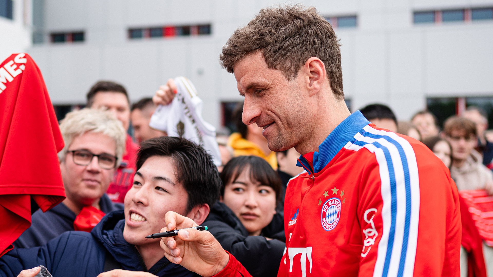 13-oeffentliches-Training-fcbayern-230501-mel