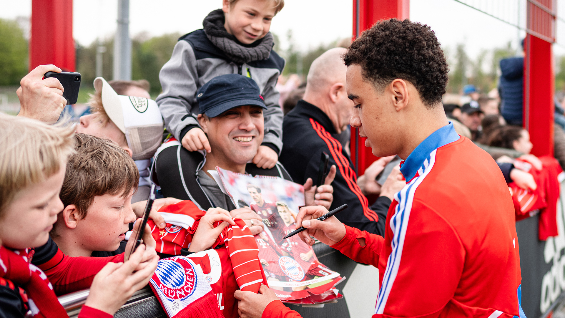 17-oeffentliches-Training-fcbayern-230501-mel