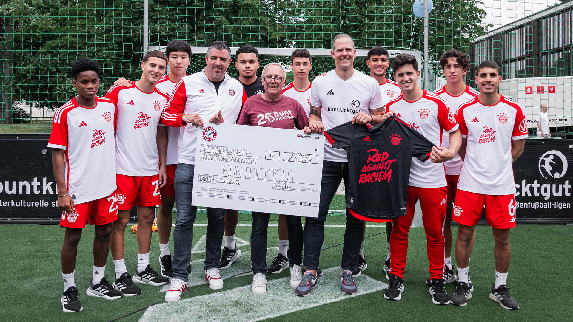 FC Bayern World Squad buntkicktgut