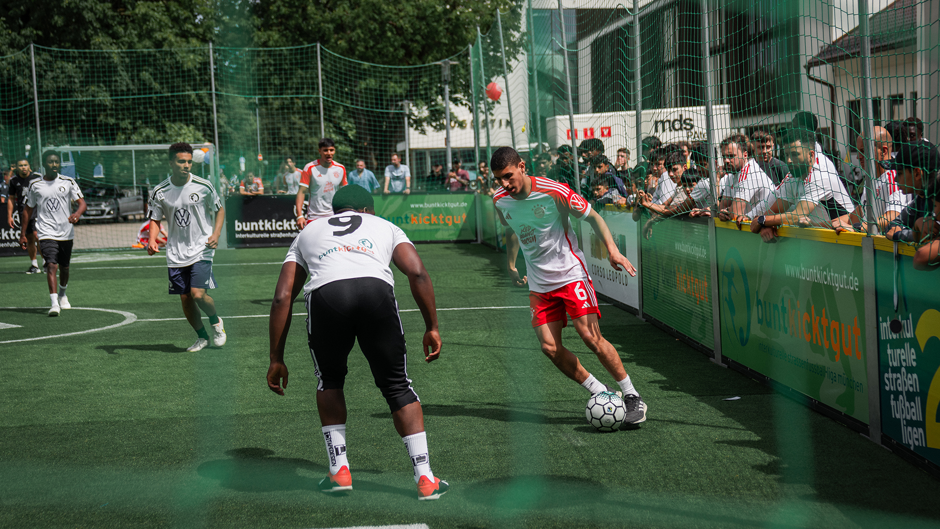 buntkicktgut FC Bayern World Squad