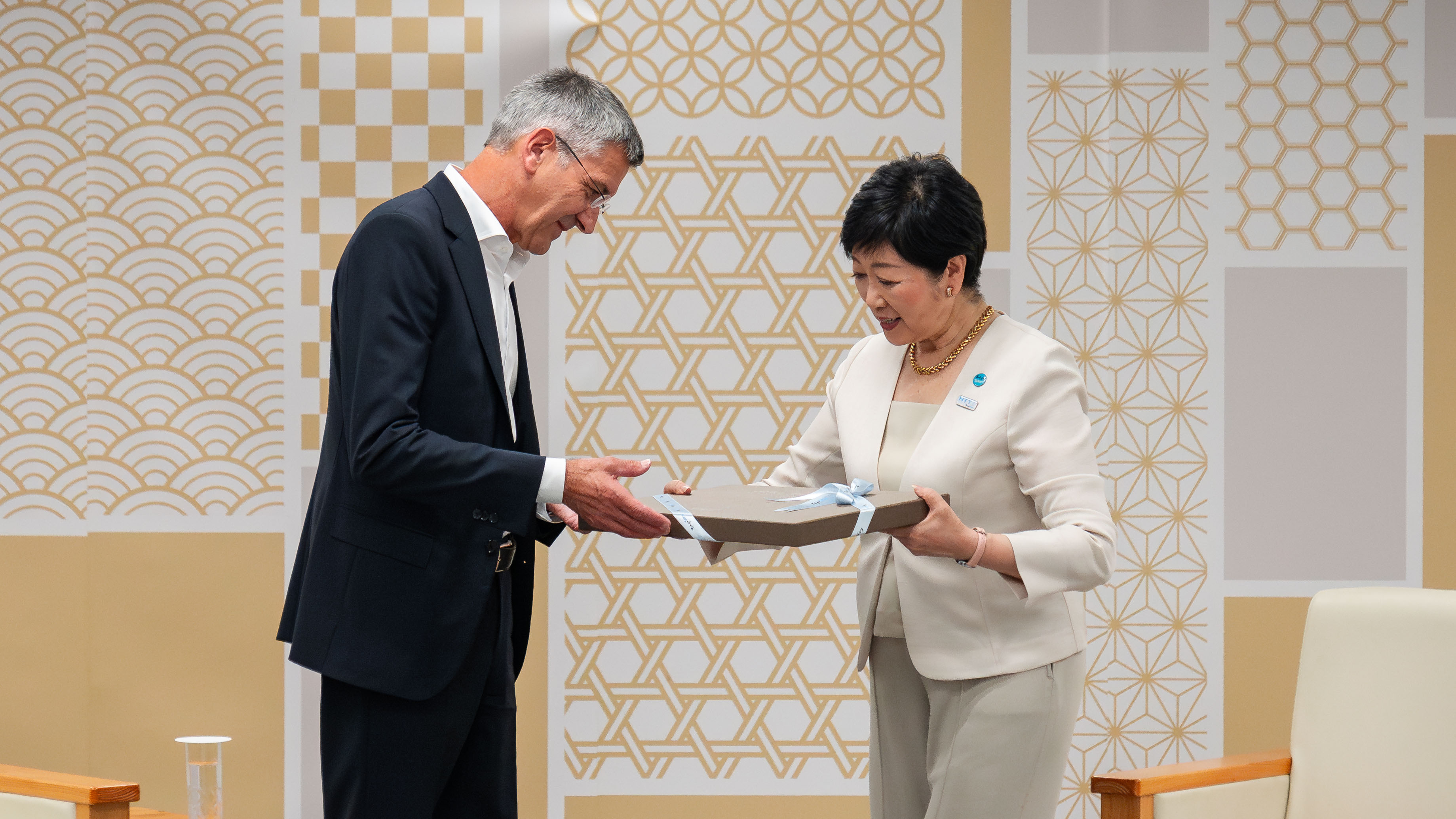 Herbert Hainer, Yuriko Koike