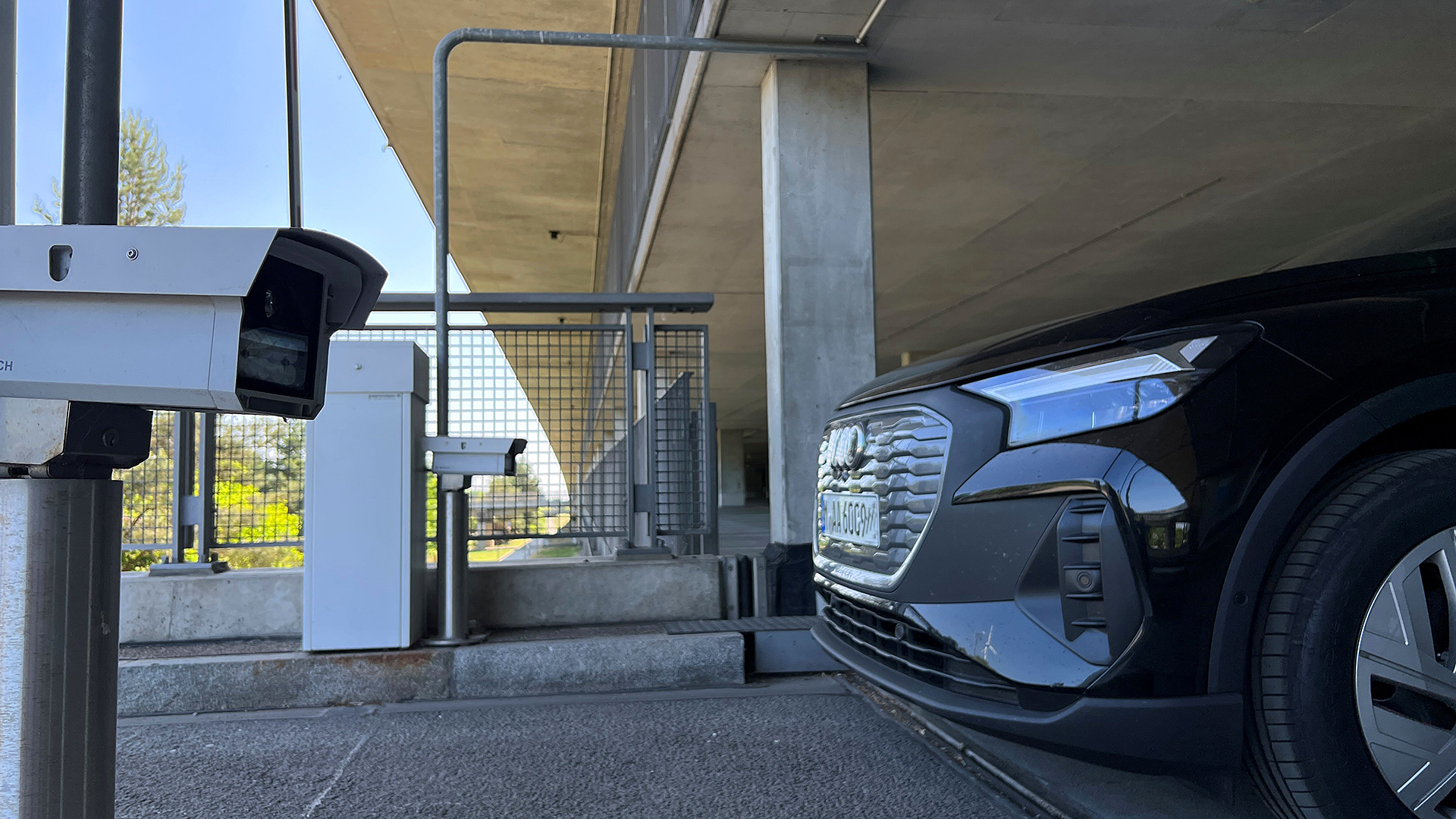 Ein Fahrzeug nutzt das schrankenlose Parken in den Parkhäusern der Allianz Arena.