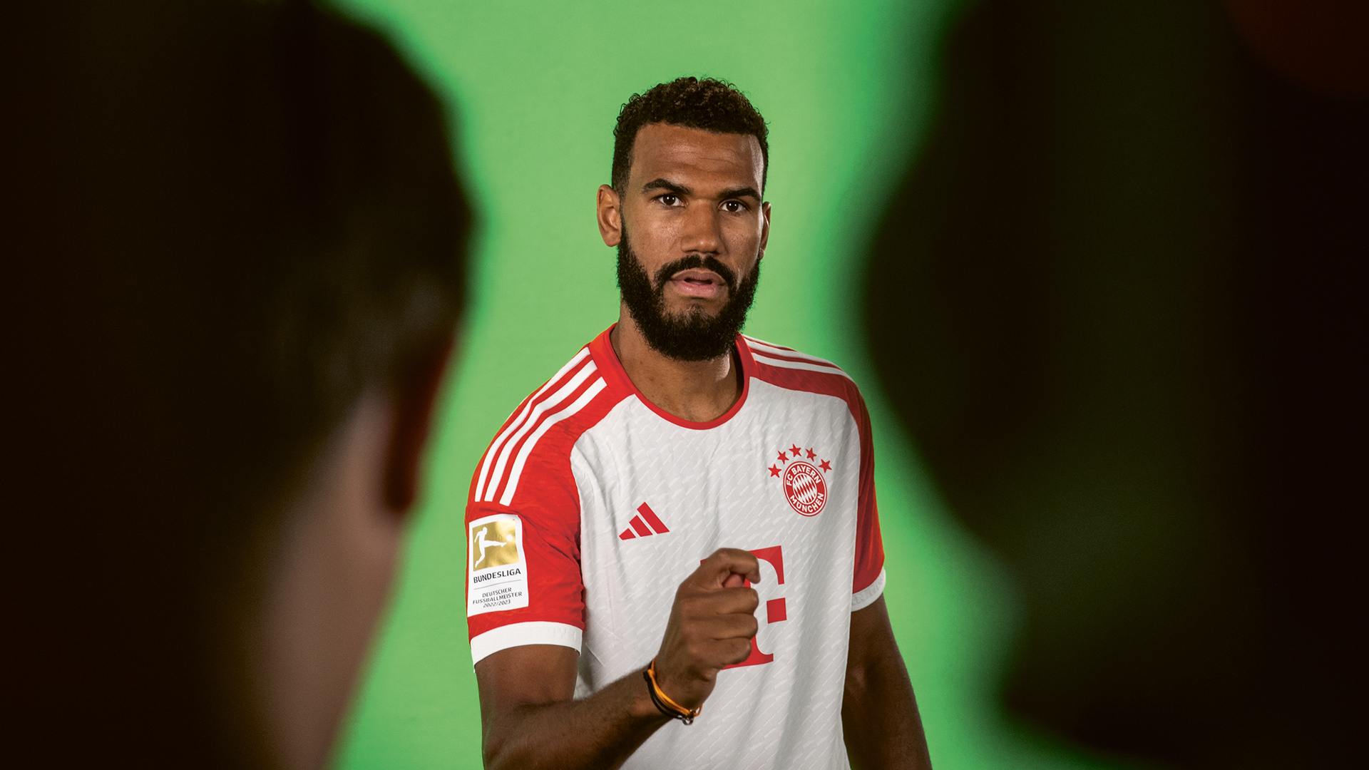 Eric Maxim Choupo-Moting Gebärde