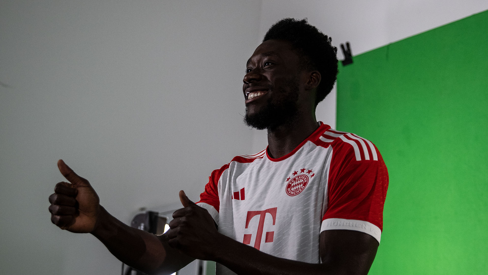 FC Bayern Gebärden Alphonso Davies