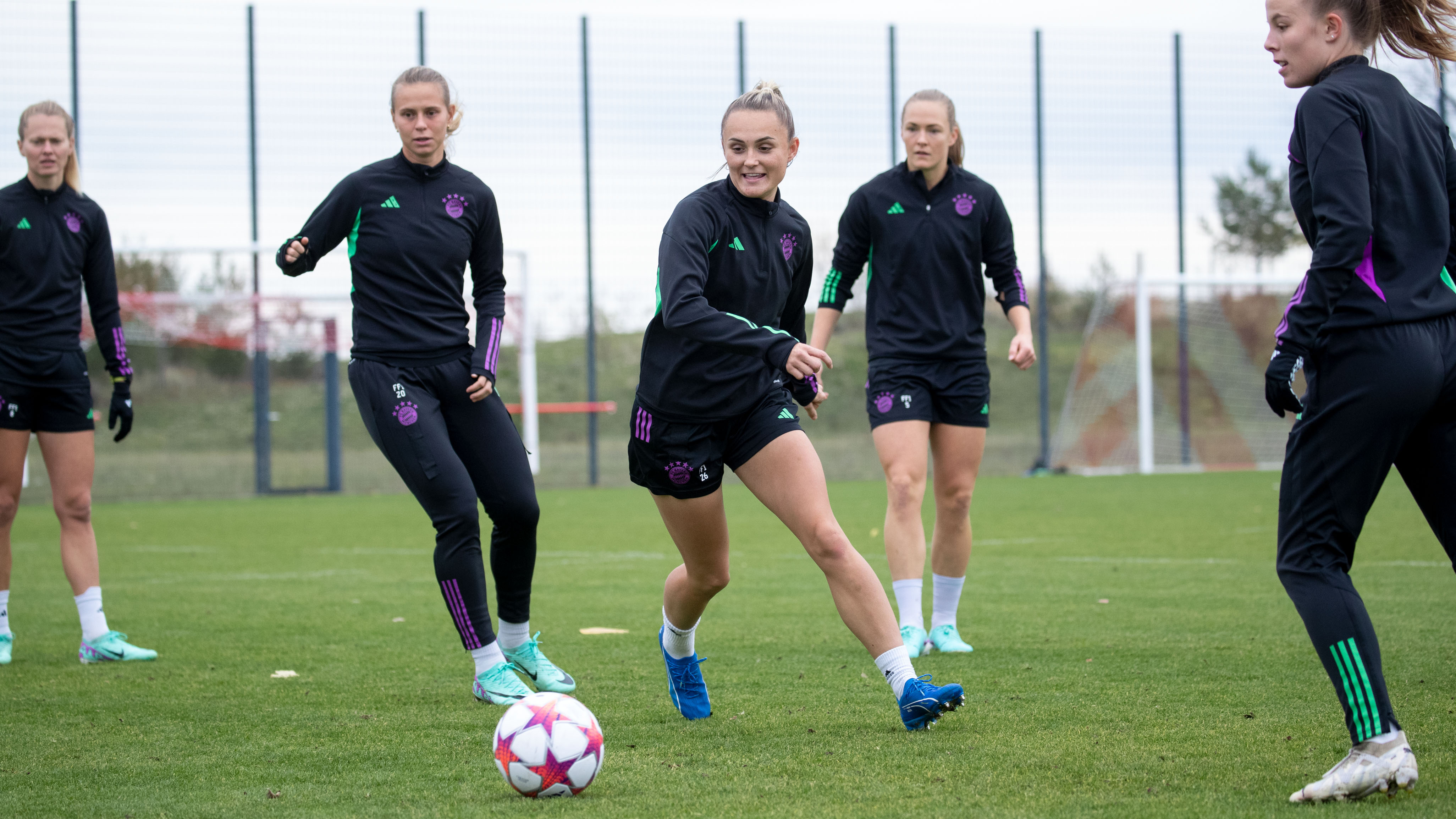 FC Bayern Women, AS Rom, training