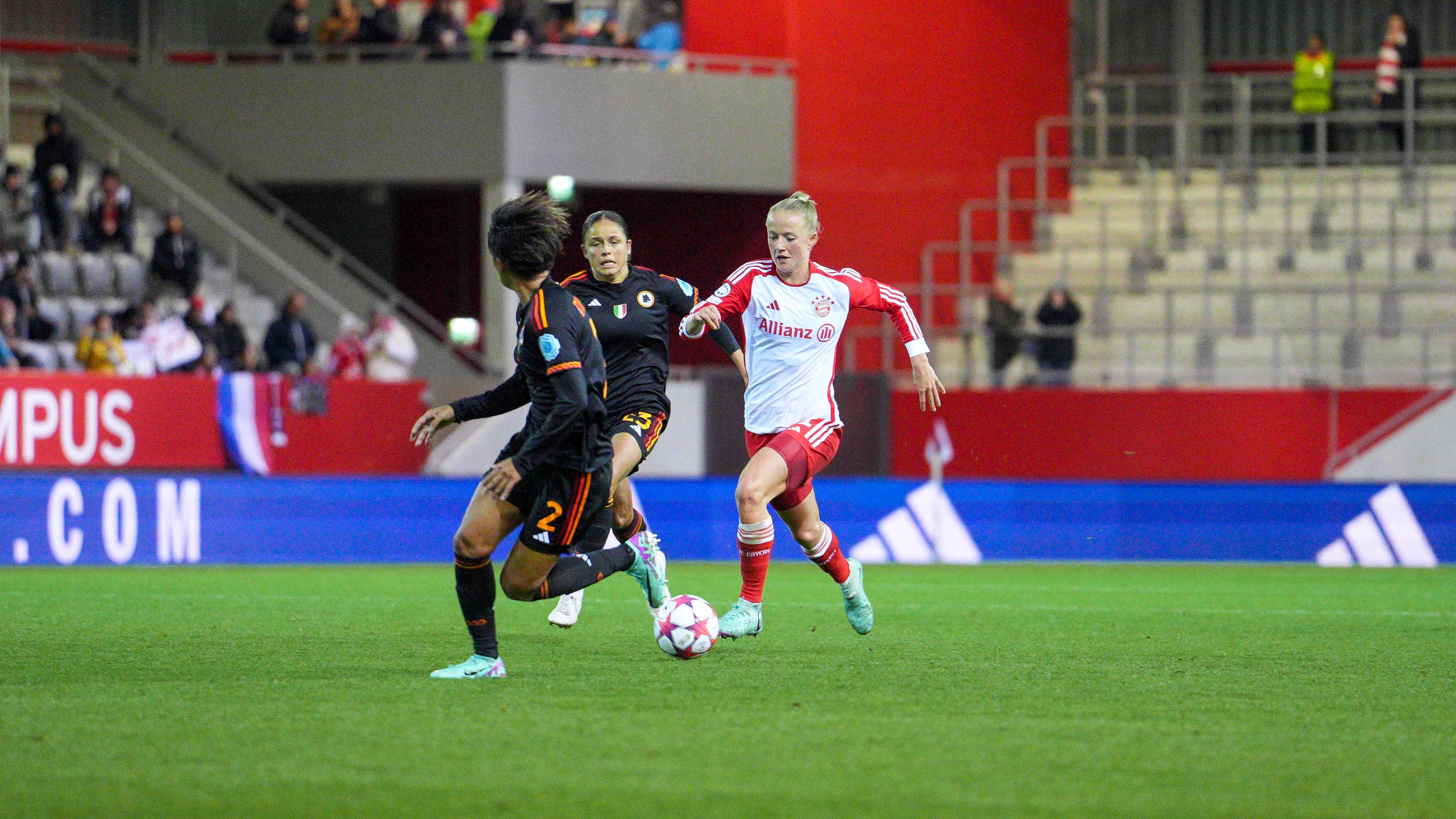 FC Bayern Frauen, AS Rom, Spielstätte, FC Bayern Campus