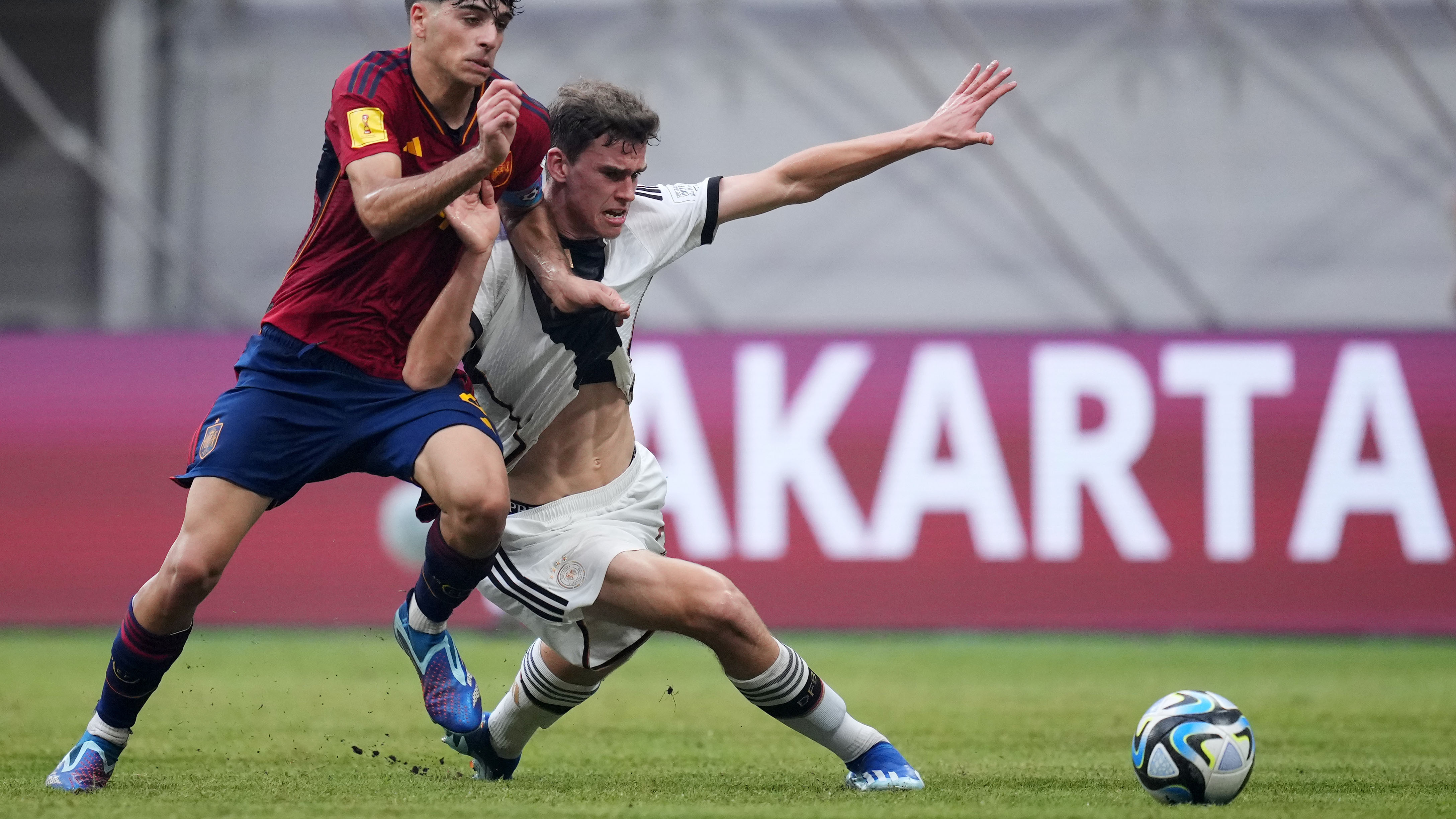 Robert Ramsak & Co. lieferten sich gegen Spanien ein umkämpftes Spiel (Foto: FIFA).