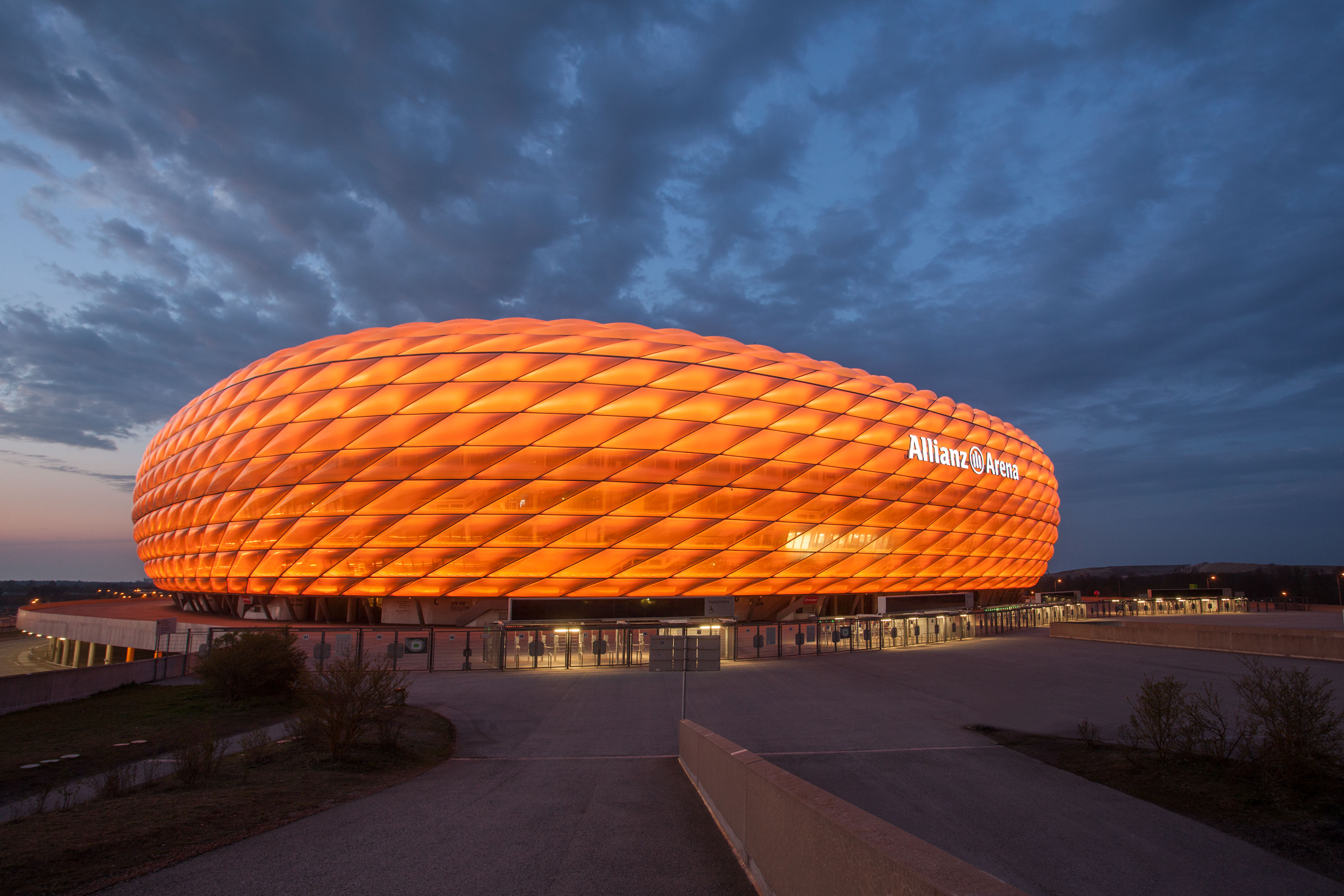 Allianz Arenafassade leuchtet orange in der Nacht