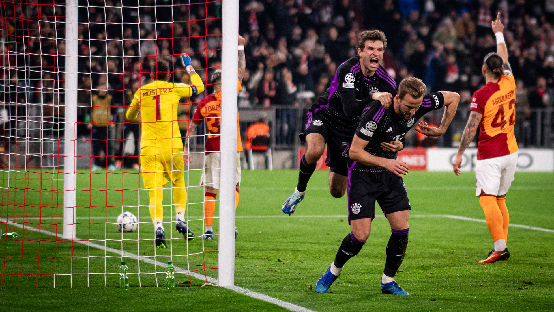 Thomas Müller und Harry Kane freuen sich über ein Tor im Heimspiel gegen Galatasaray.