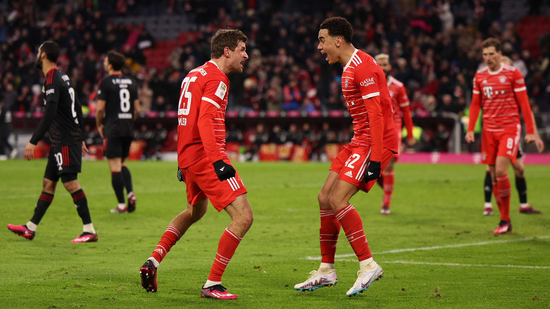 Jamal Musiala und Thomas Müller bejubeln ein Tor im Heimspiel des FC Bayern gegen Union Berlin.