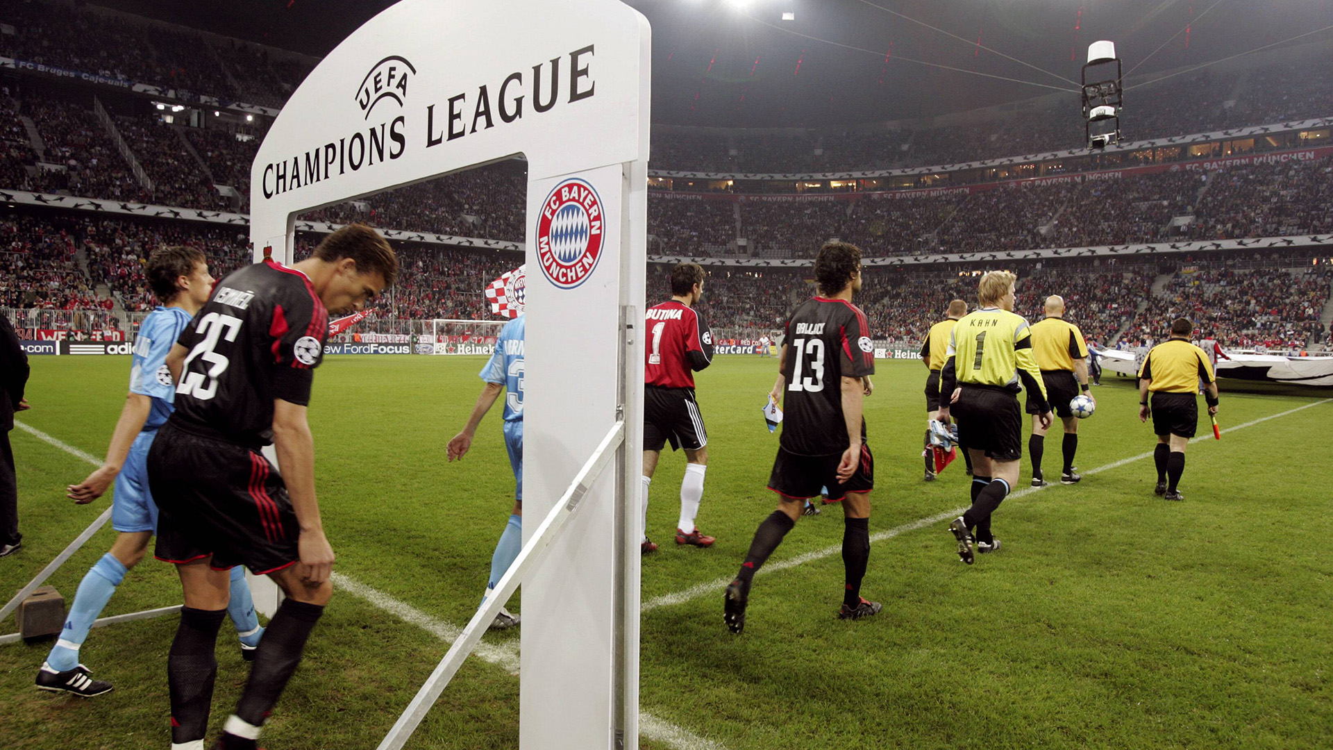 Einlauf der Spieler des FC Bayern und Club Brügge zur Europapokal-Premiere in der Allianz Arena.