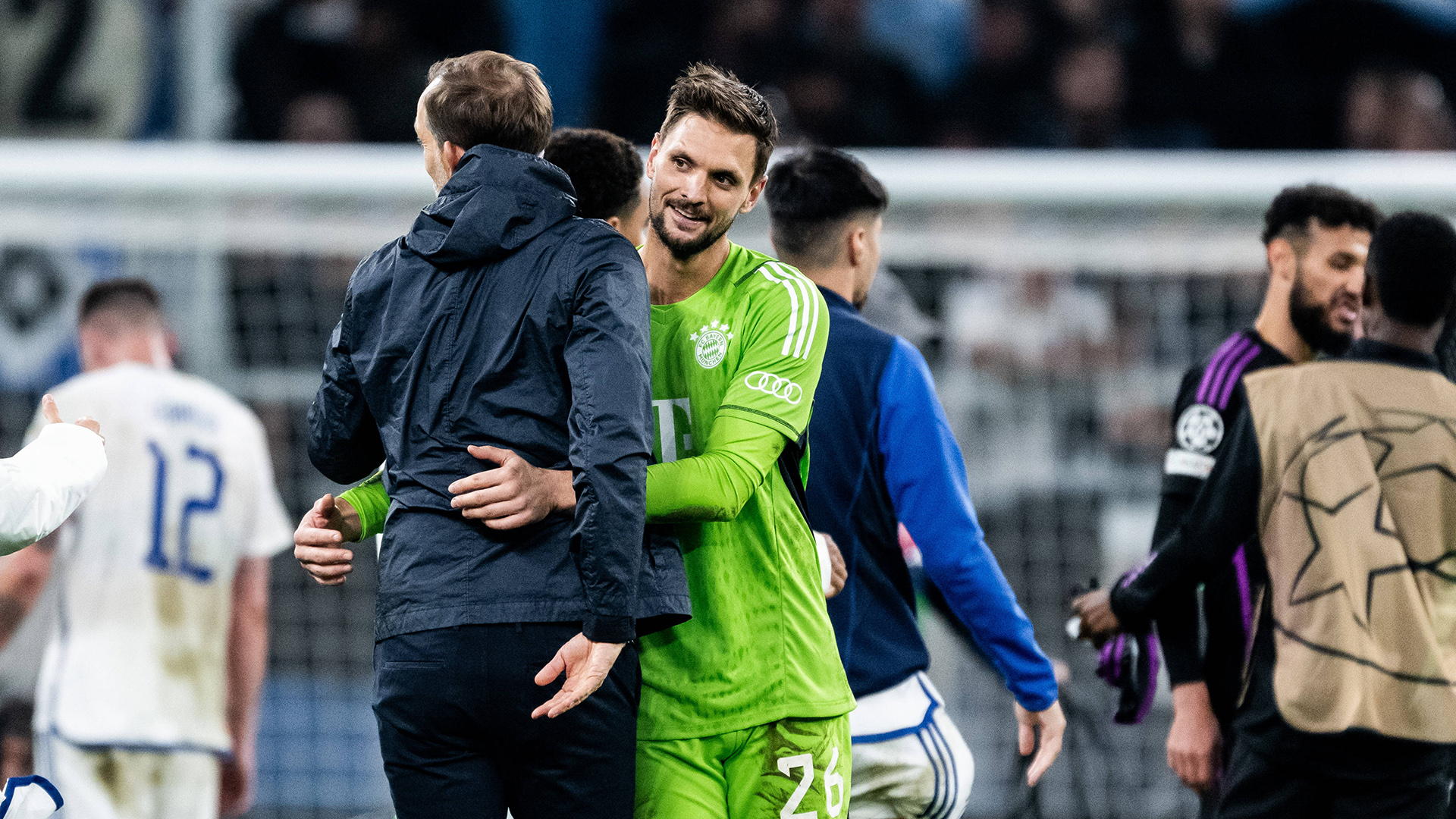 Sven Ulreich abraza al entrenador del FC Bayern, Thomas Tuchel, tras el partido de Champions contra el Copenhague.