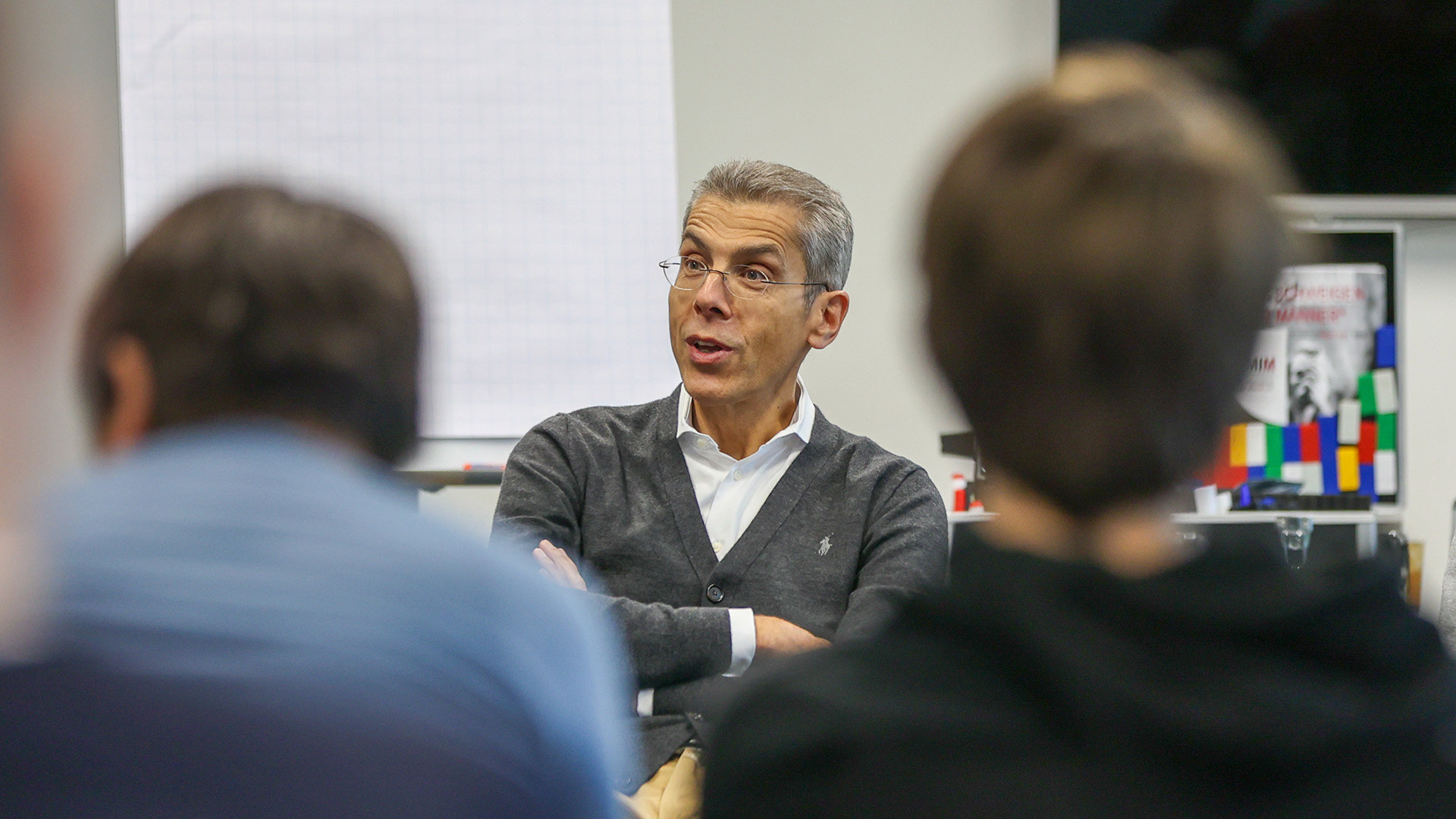 Dr. Michael Diederich besucht Lernen mit Kick am FC Bayern Campus.