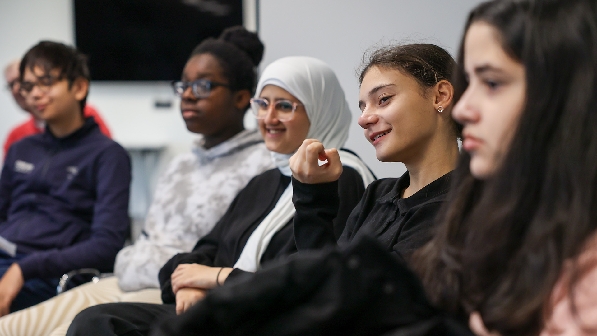 Female students following a course in 'Learning with a Kick' at the FC Bayern Campus