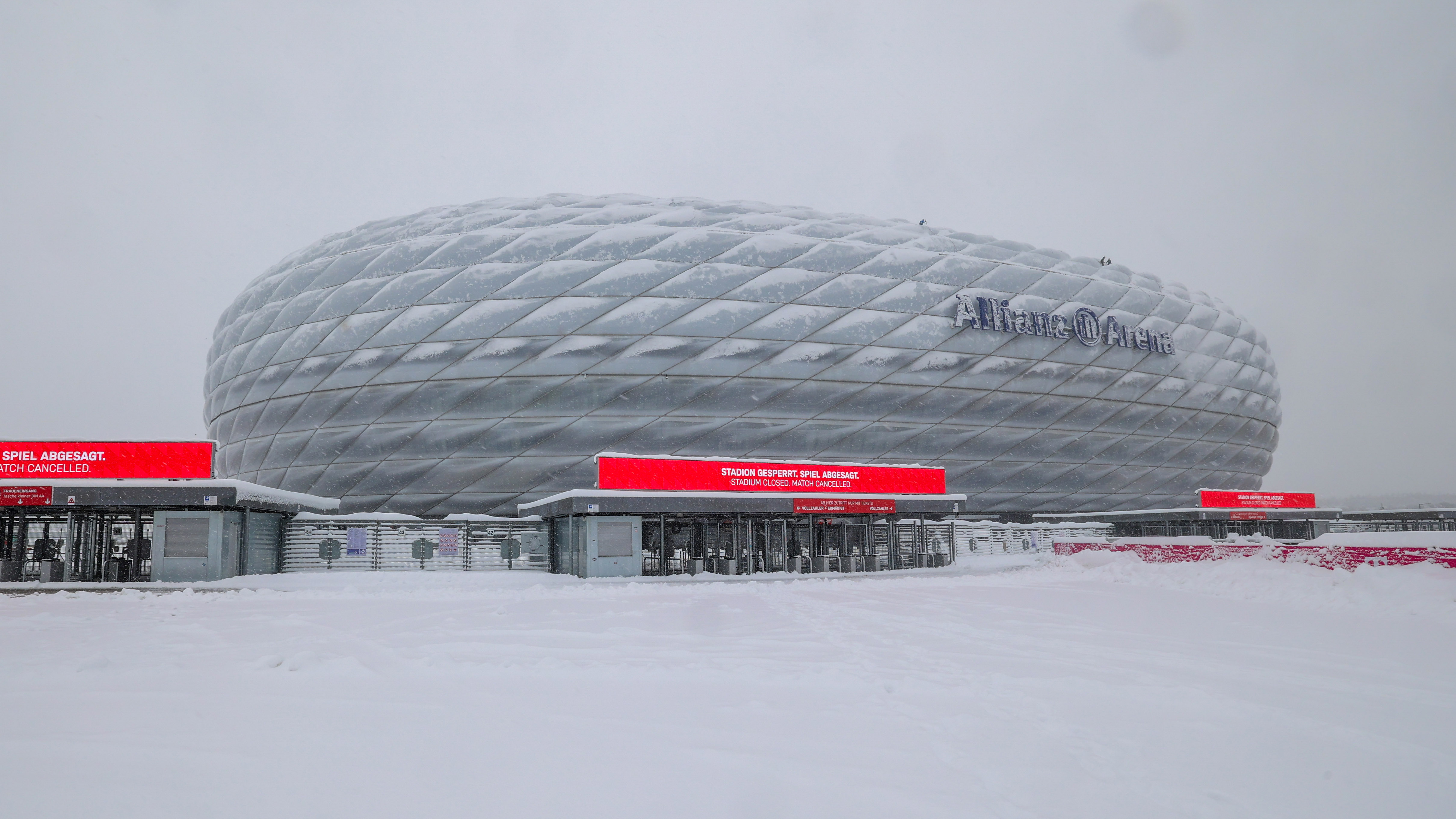 Verschneite Allianz Arena in München