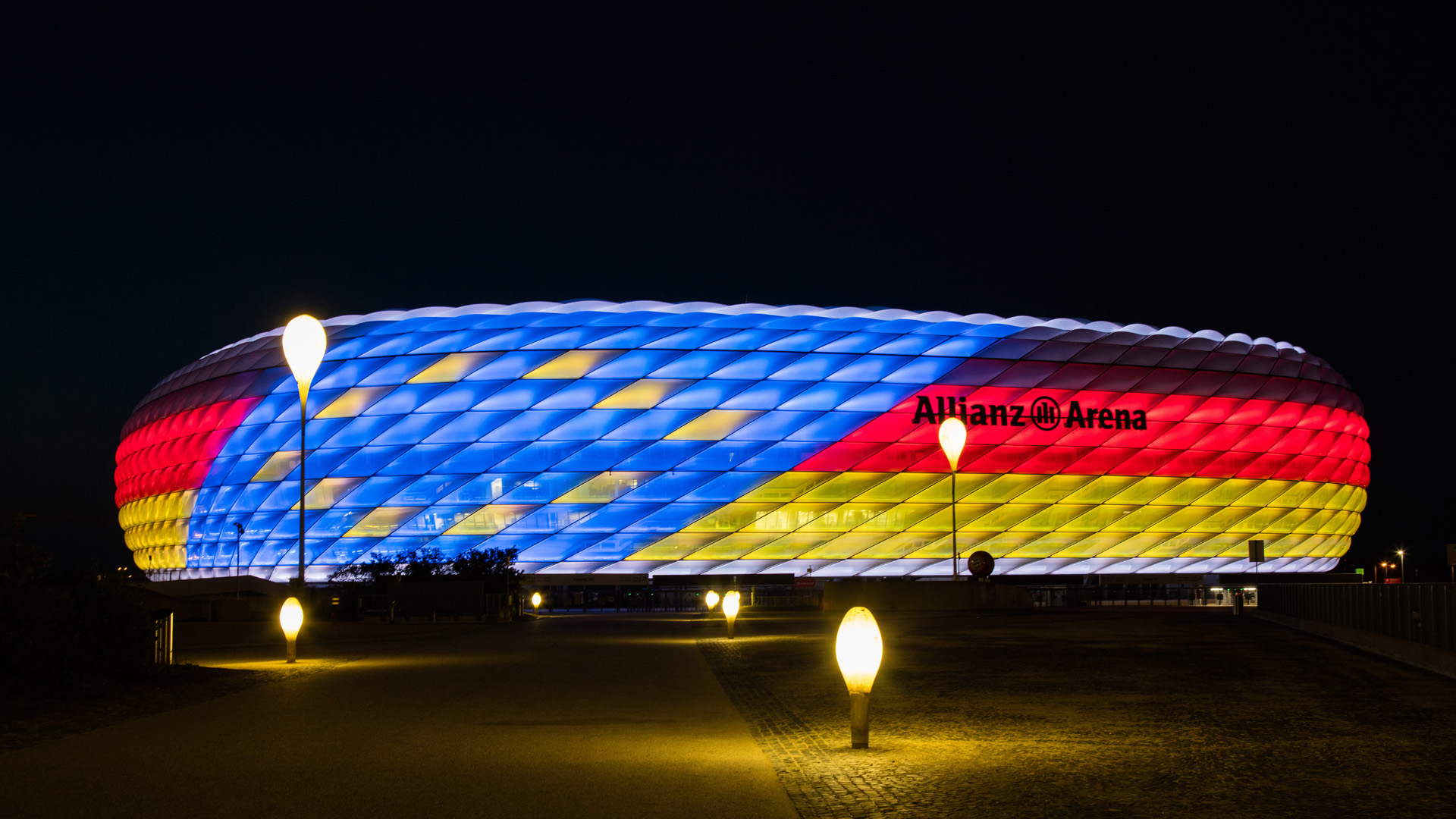 Allianz Arena in Sonderbeleuchtung Deutschland- und Europa-Flagge