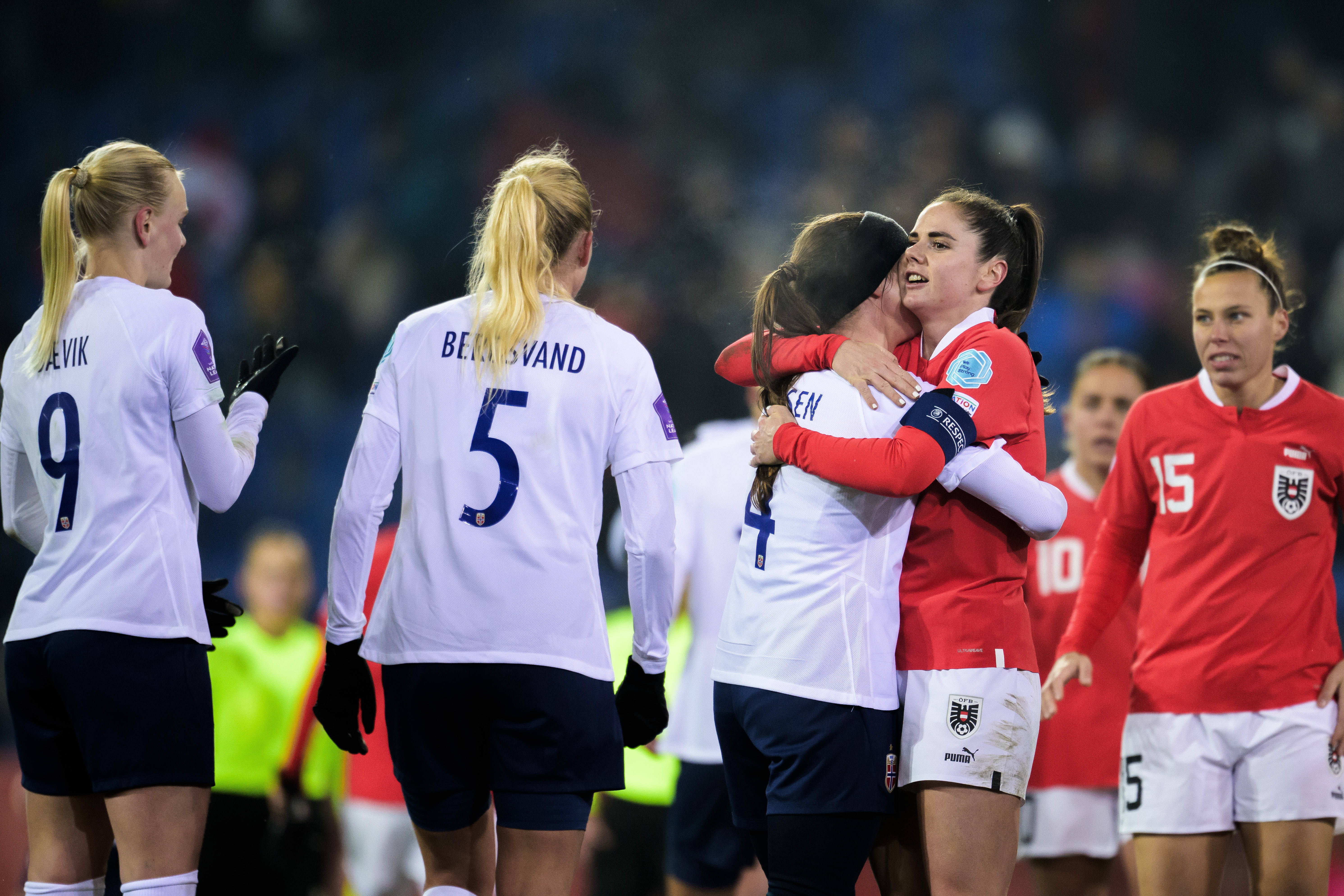 Sarah Zadrazil und Tuva Hansen nach ihrem Aufeinandertreffen im letzten Spiel der Gruppenphase.