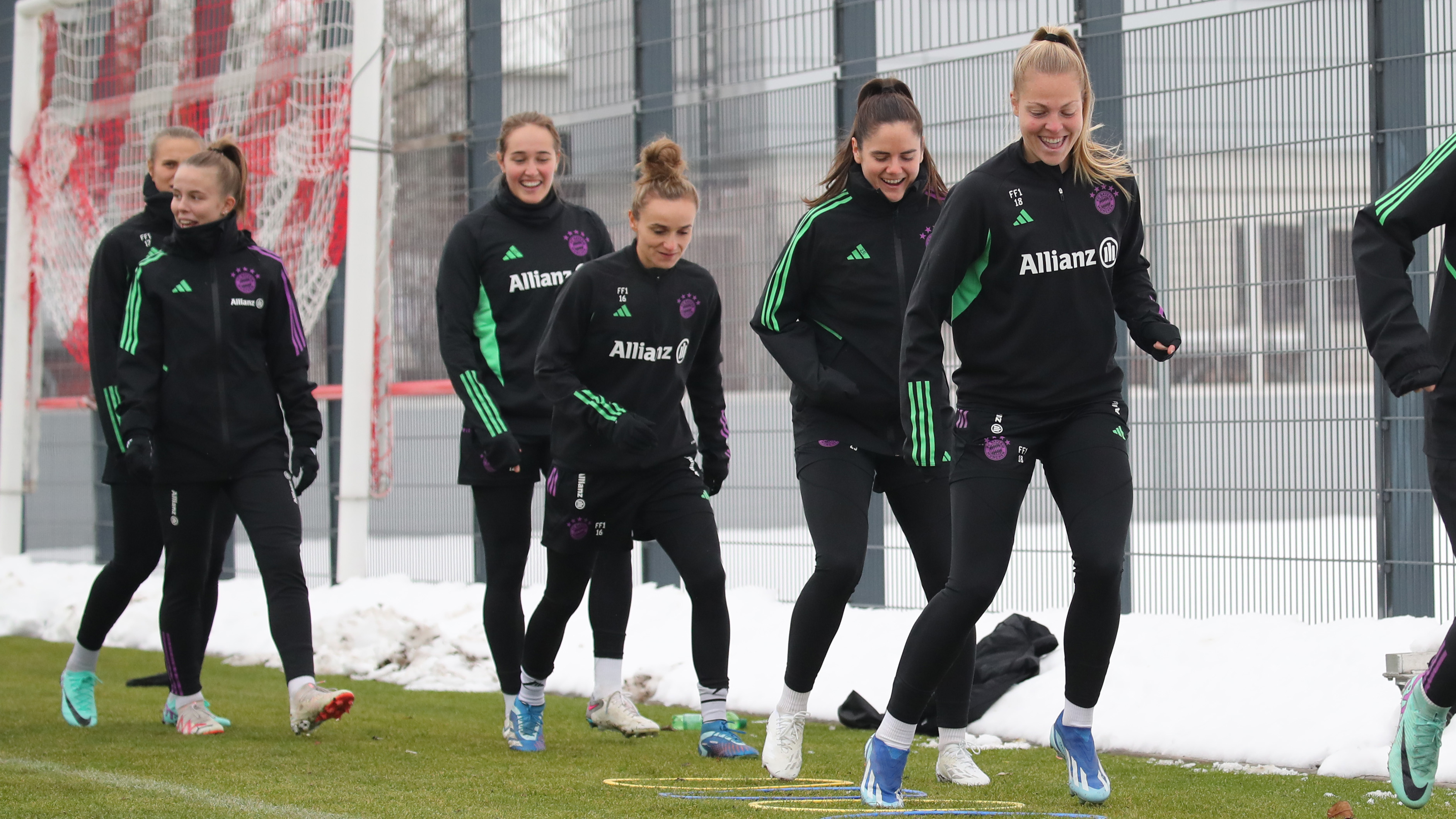 Die FC Bayern Frauen in Vorbereitung auf das Bundesliga-Heimspiel gegen Bayer 04 Leverkusen