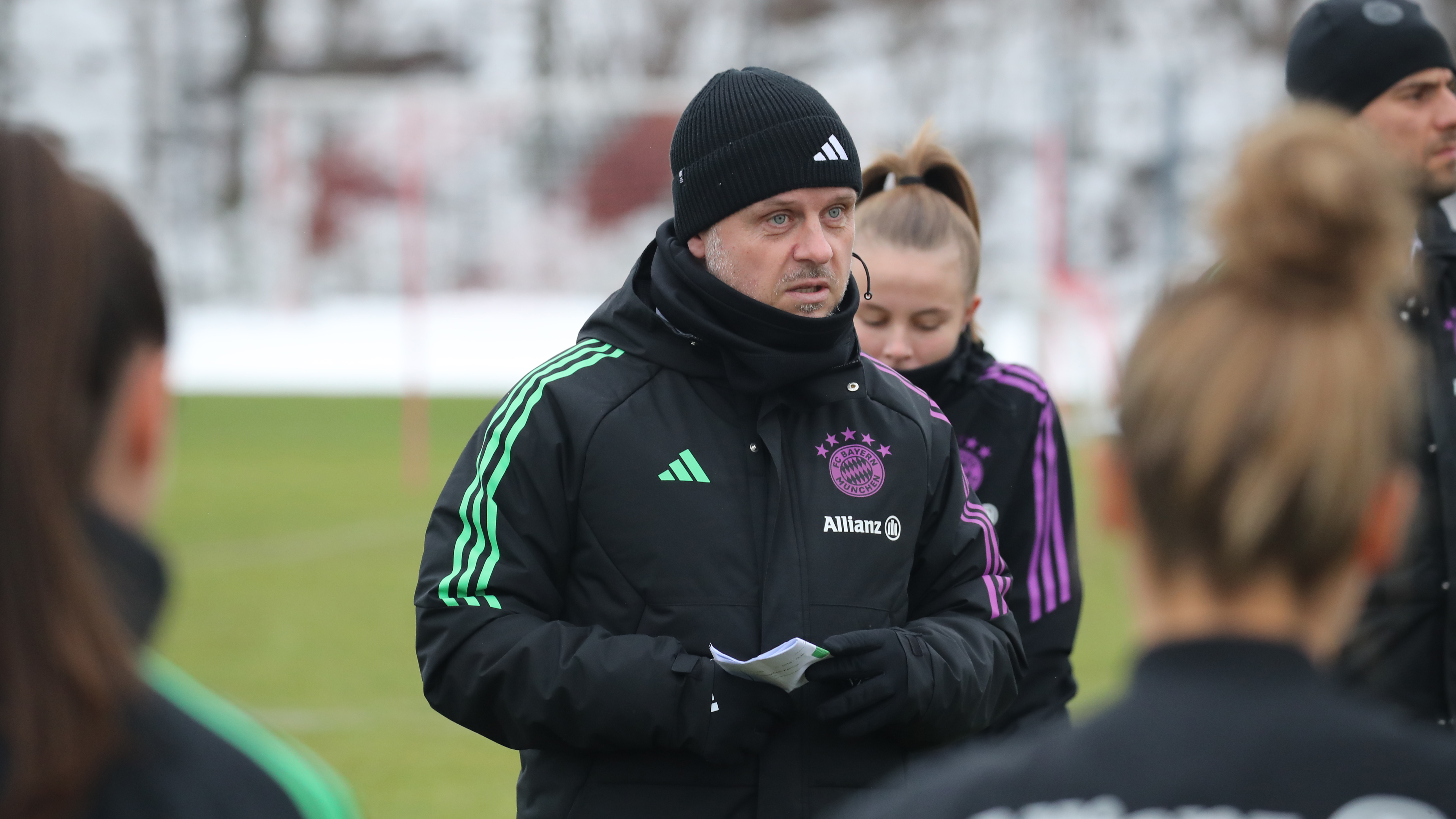 Alexander Straus während des Trainings der FC Bayern Frauen