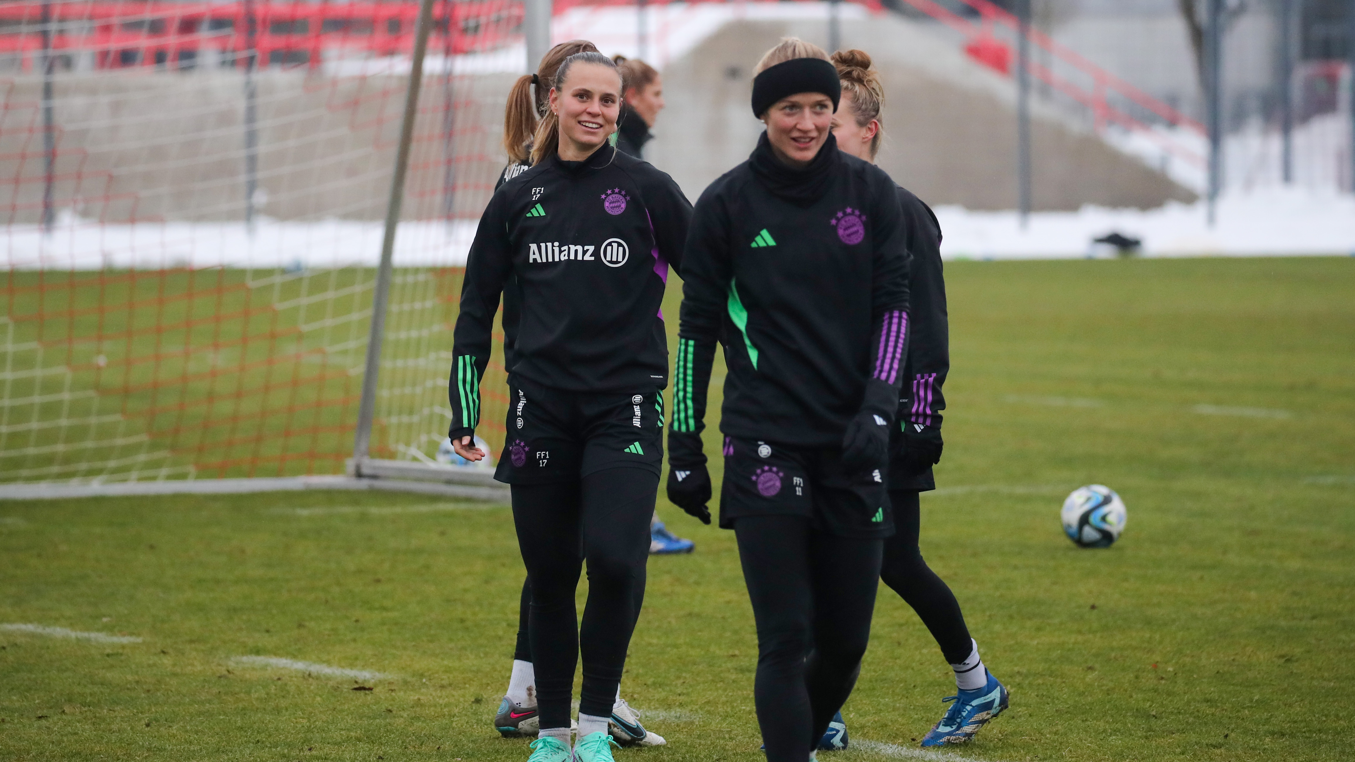 FC Bayern Frauen empfangen Bayer 04 Leverkusen.