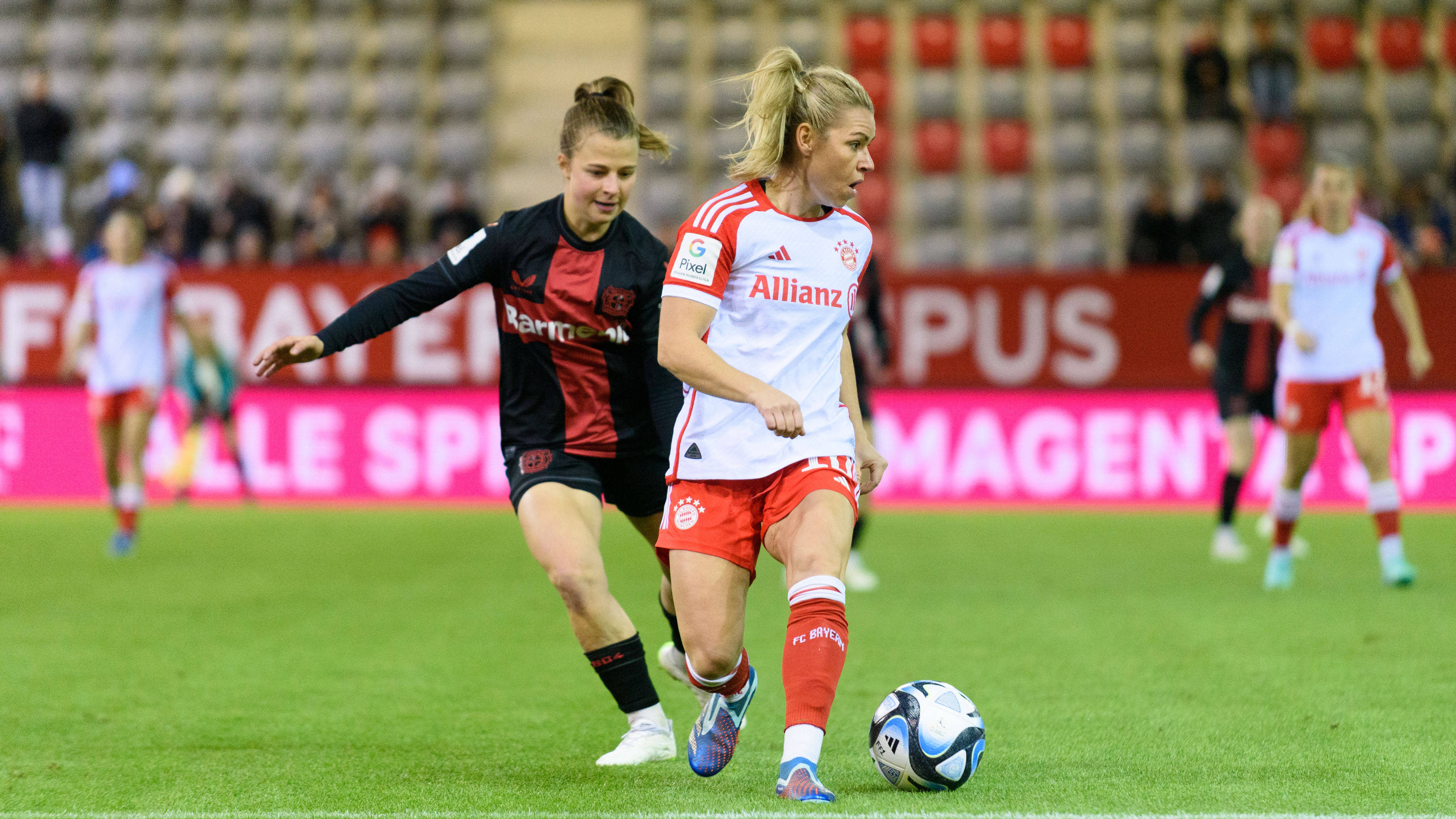 Linda Dallmann im Bundesliga-Duell gegen Bayer 04 Leverkusen.