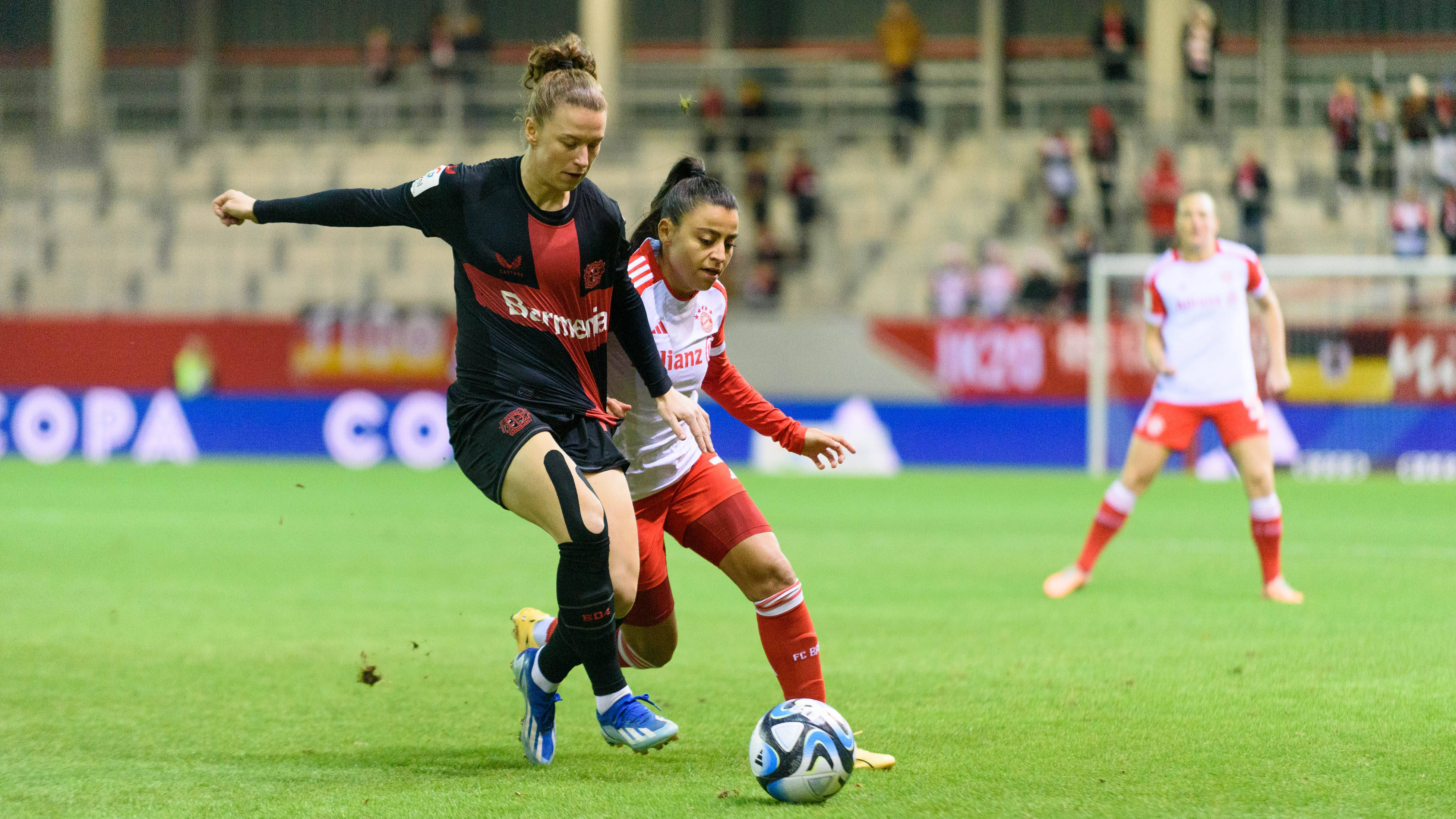 Inès Belloumou im Bundesliga-Duell gegen Bayer 04 Leverkusen.