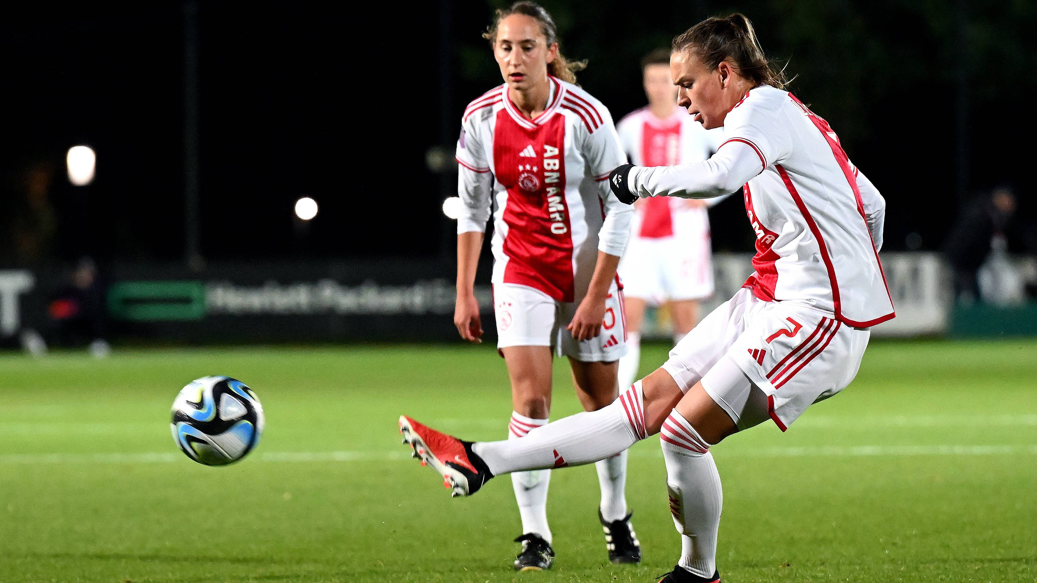 In der Partie muss die Defensive der FC Bayern Frauen Ajax Torschützin Leuchter im Auge behalten.