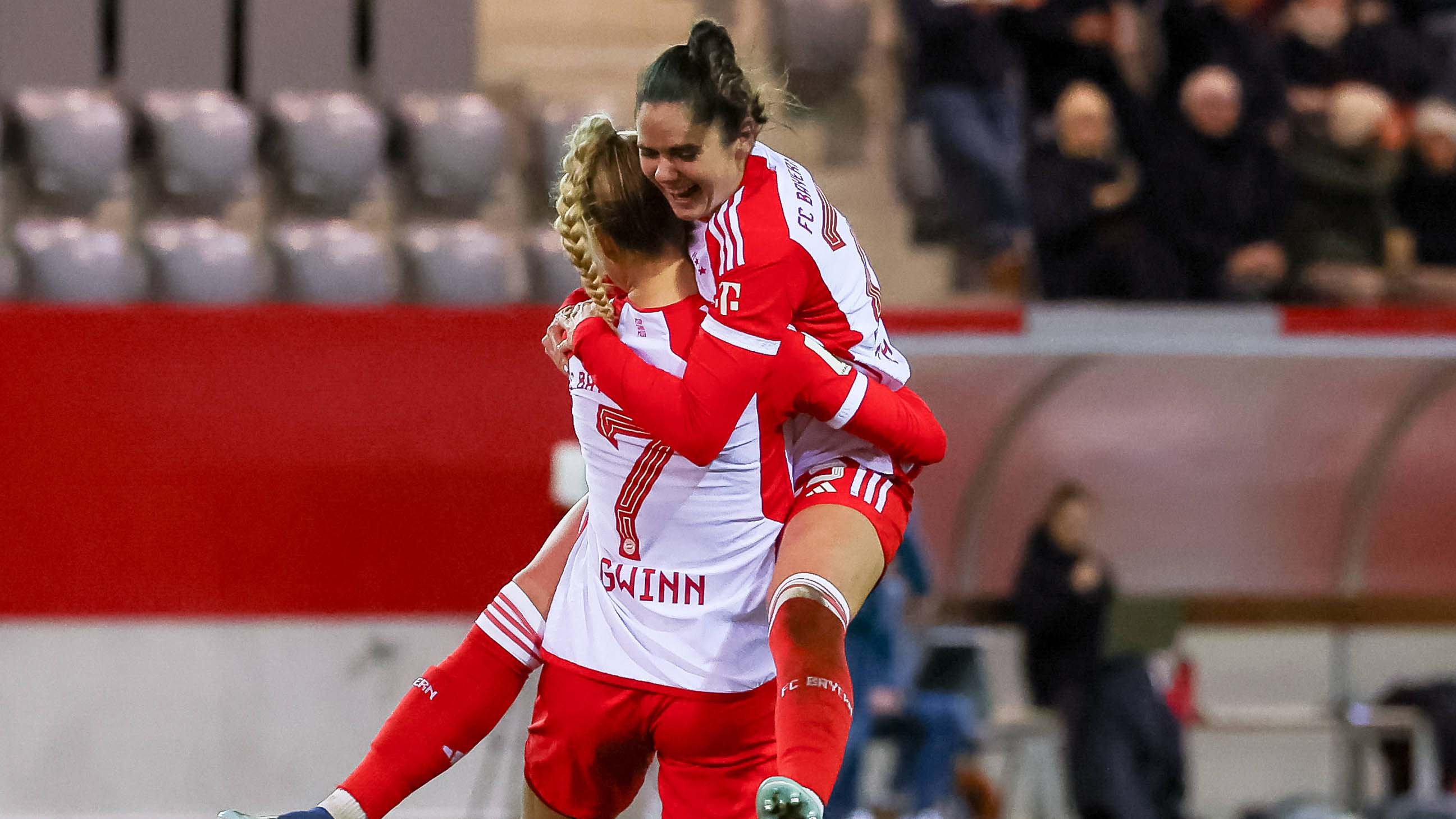 Zuletzt siegten die FC Bayern Frauen mit 3:0 gegen Bayer 04 Leverkusen.