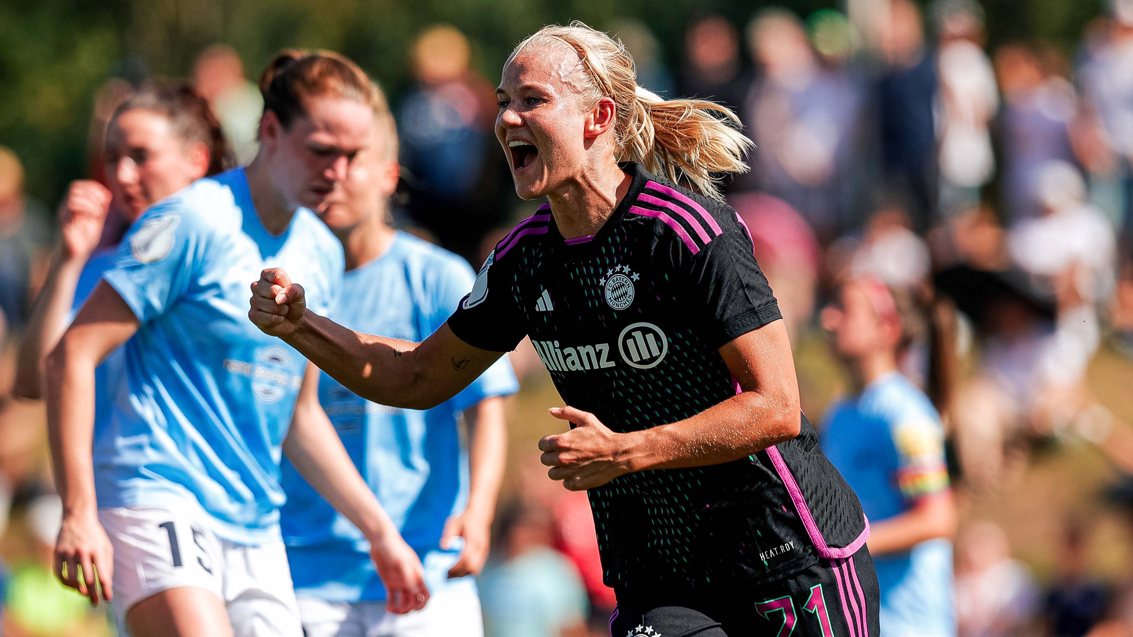 Pernille Harder im DFB-Pokal-Spiel bei der SG 99 Andernach.