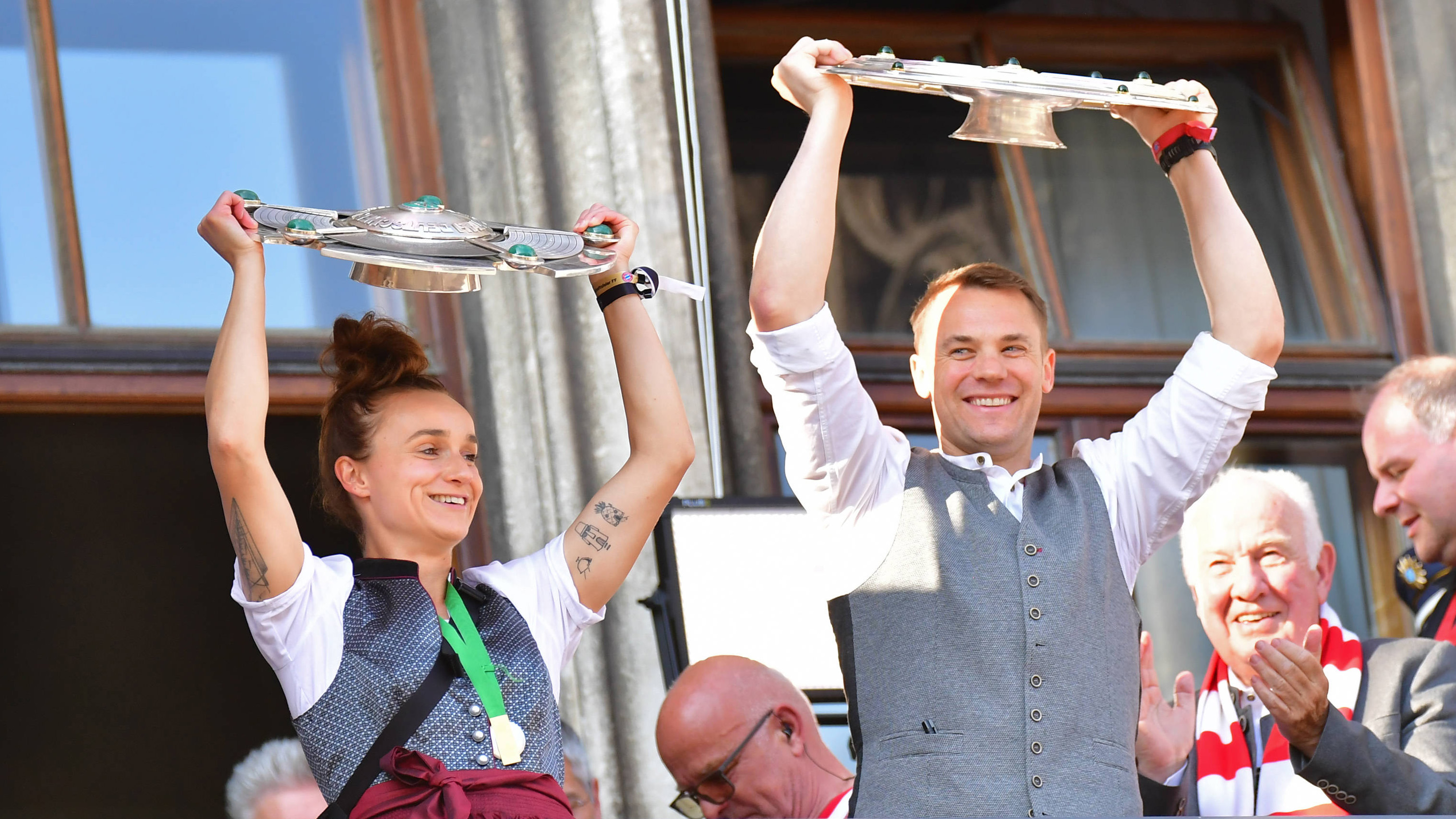 Lina Magull und Manuel Neuer bei der Meisterfeier auf dem Münchner Marienplatz.