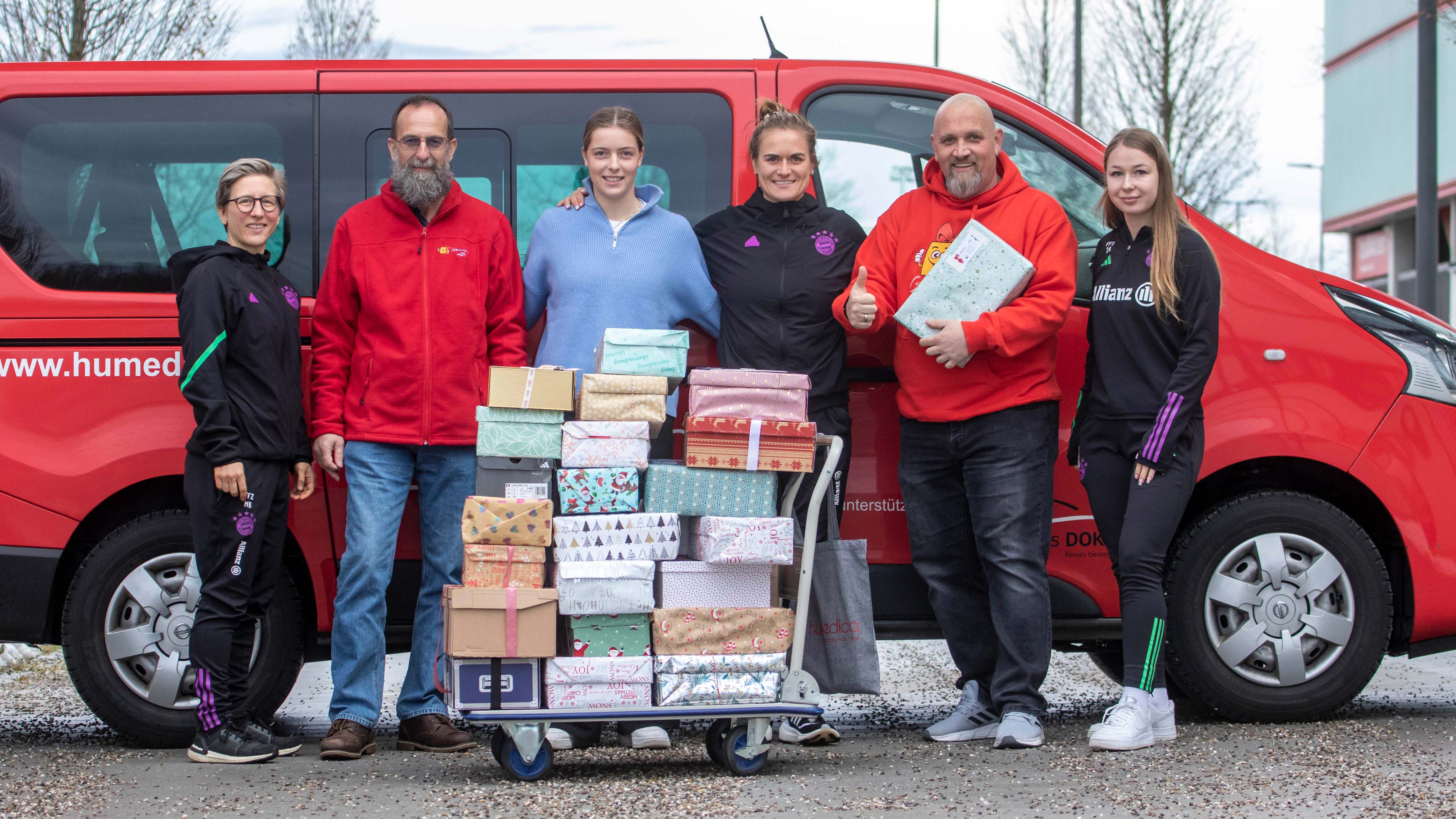 Die FC Bayern Frauen bei der Spendenaktion „Geschenk mit Herz“