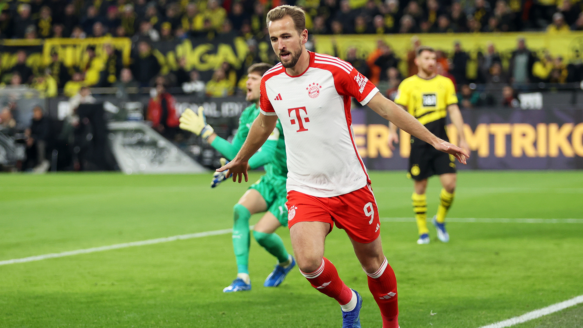 Harry Kane jubelt nach seinem Tor für den FC Bayern im Spiel bei Borussia Dortmund