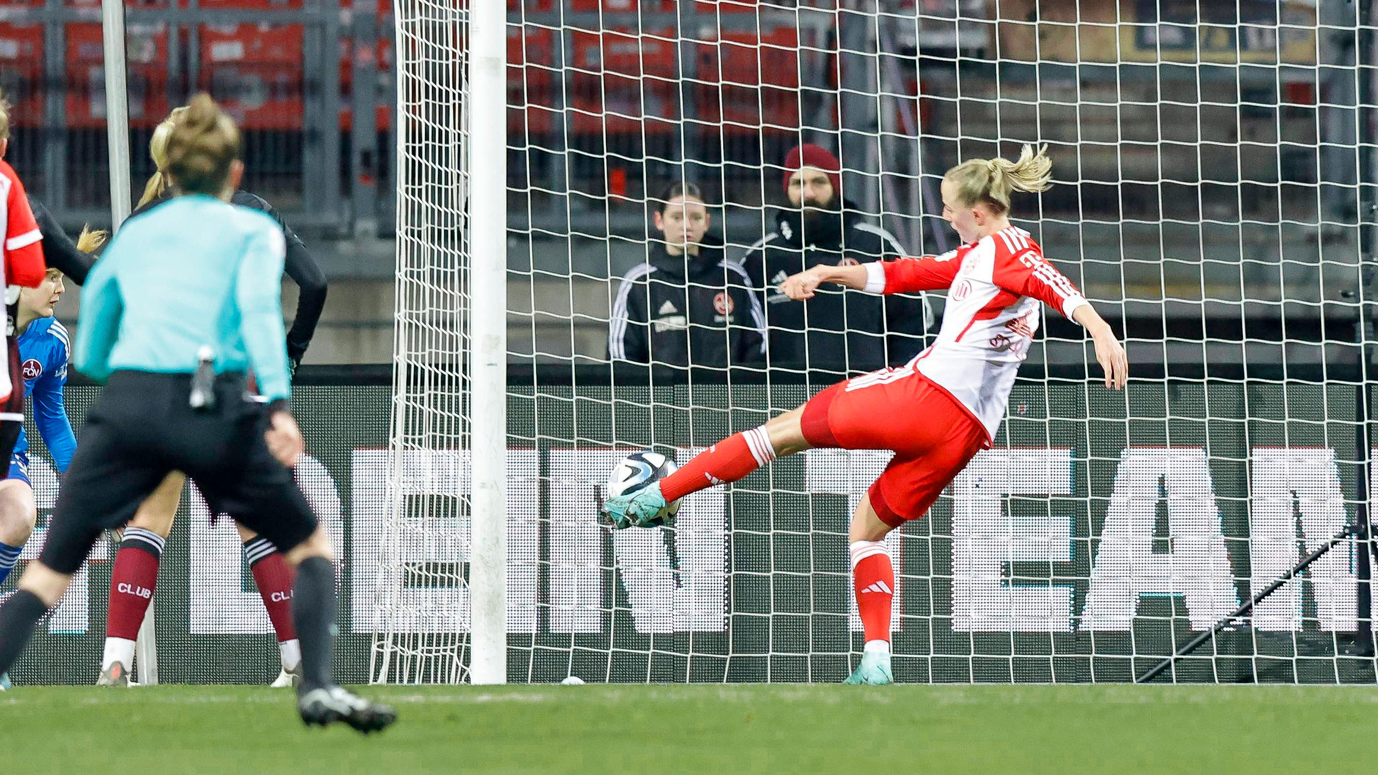 Lea Schüller traf für die FCB-Frauen zur Führung.