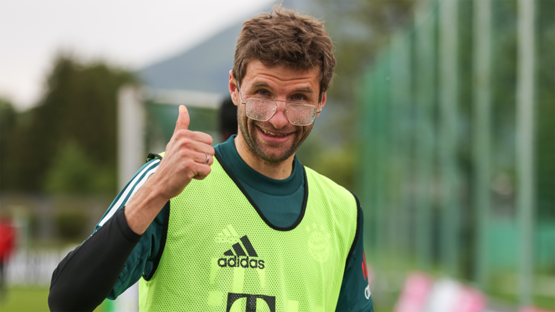 Thomas Müller wearing glasses in Bayern training.