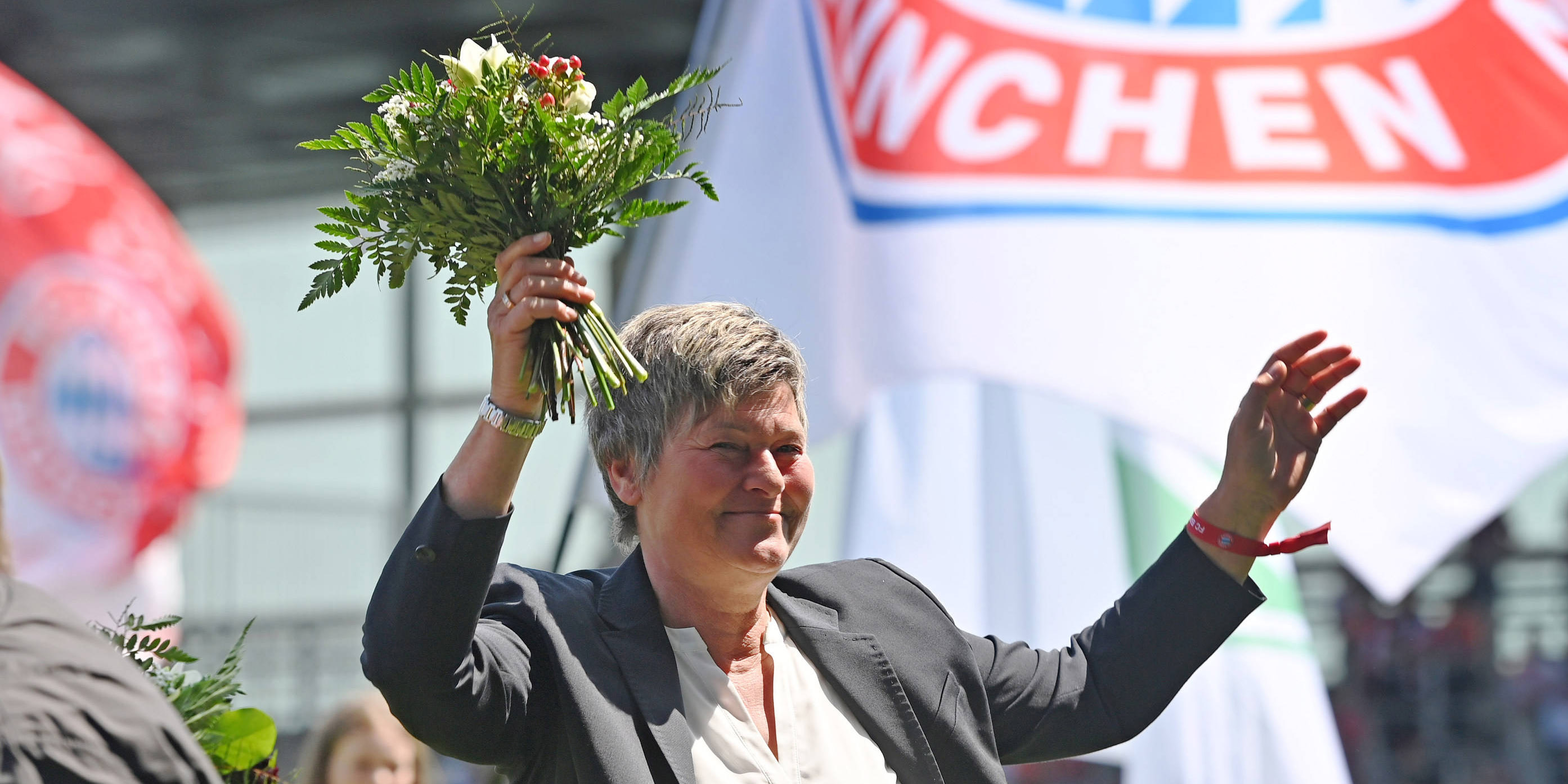 Karin Danner wurde nach 28 Jahren von den FC Bayern Frauen verabschiedet.