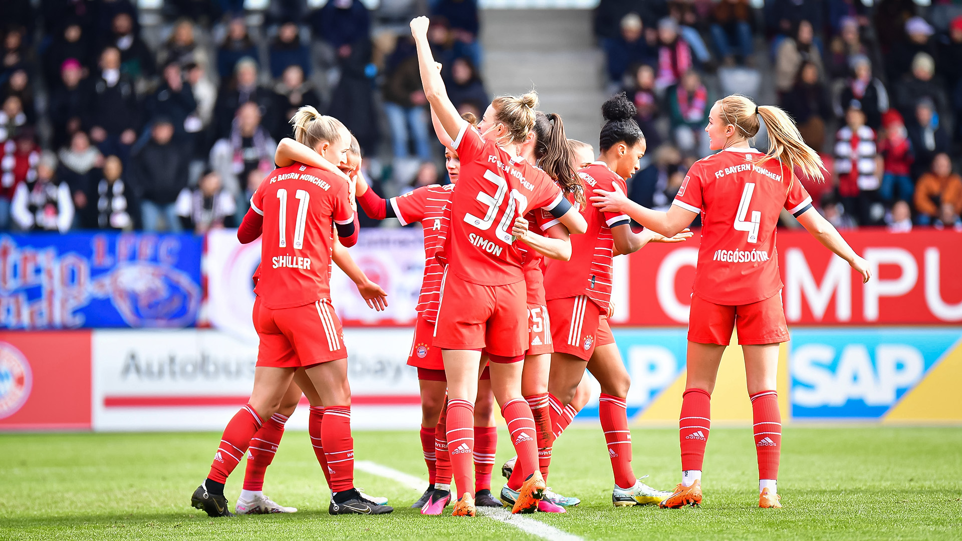 Die FC Bayern Frauen bejubeln den Heimsieg über Eintracht Frankfurt.