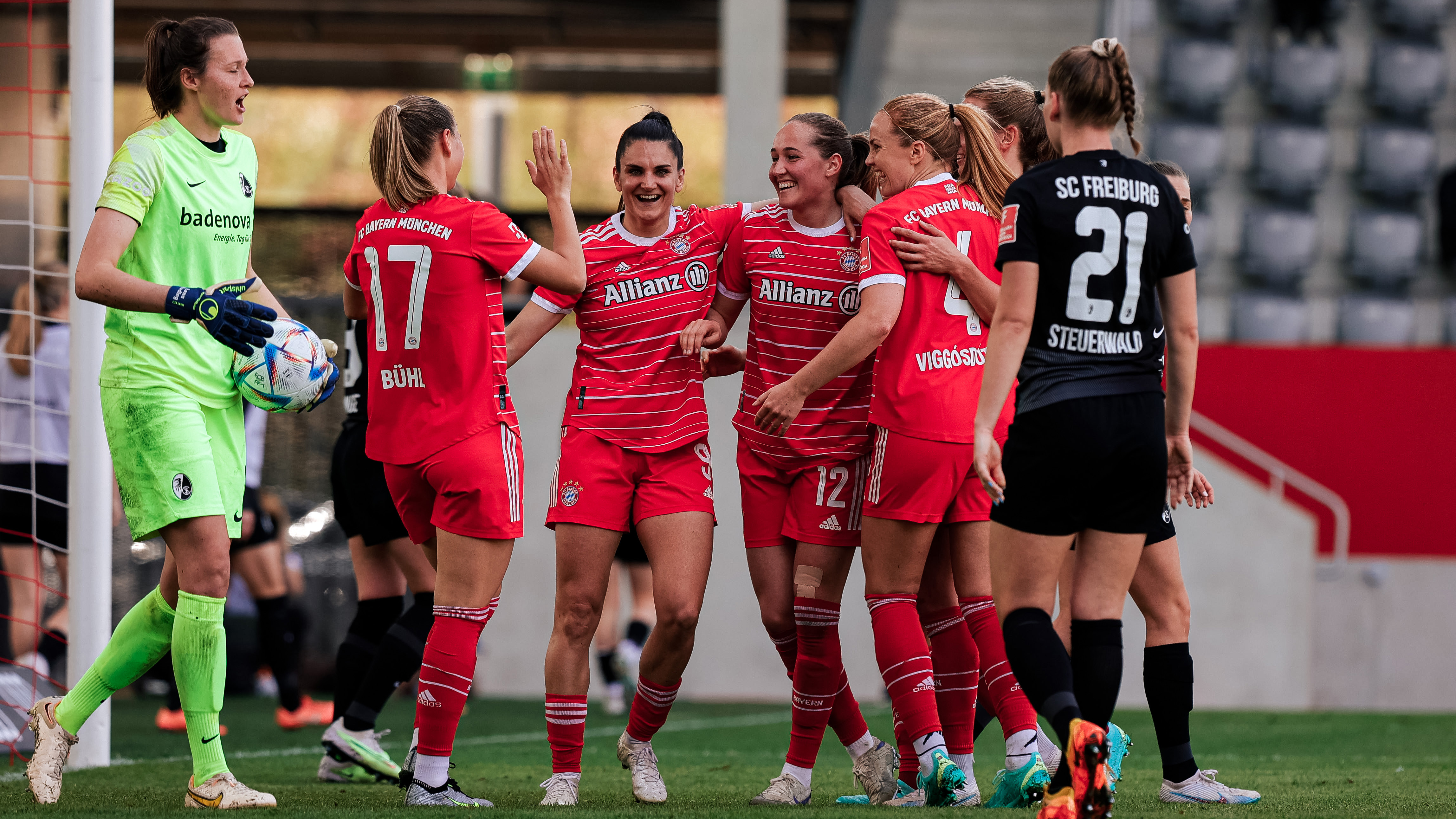 Gegen den SC Freiburg feierten die FC Bayern Frauen einen 8:2-Heimsieg.