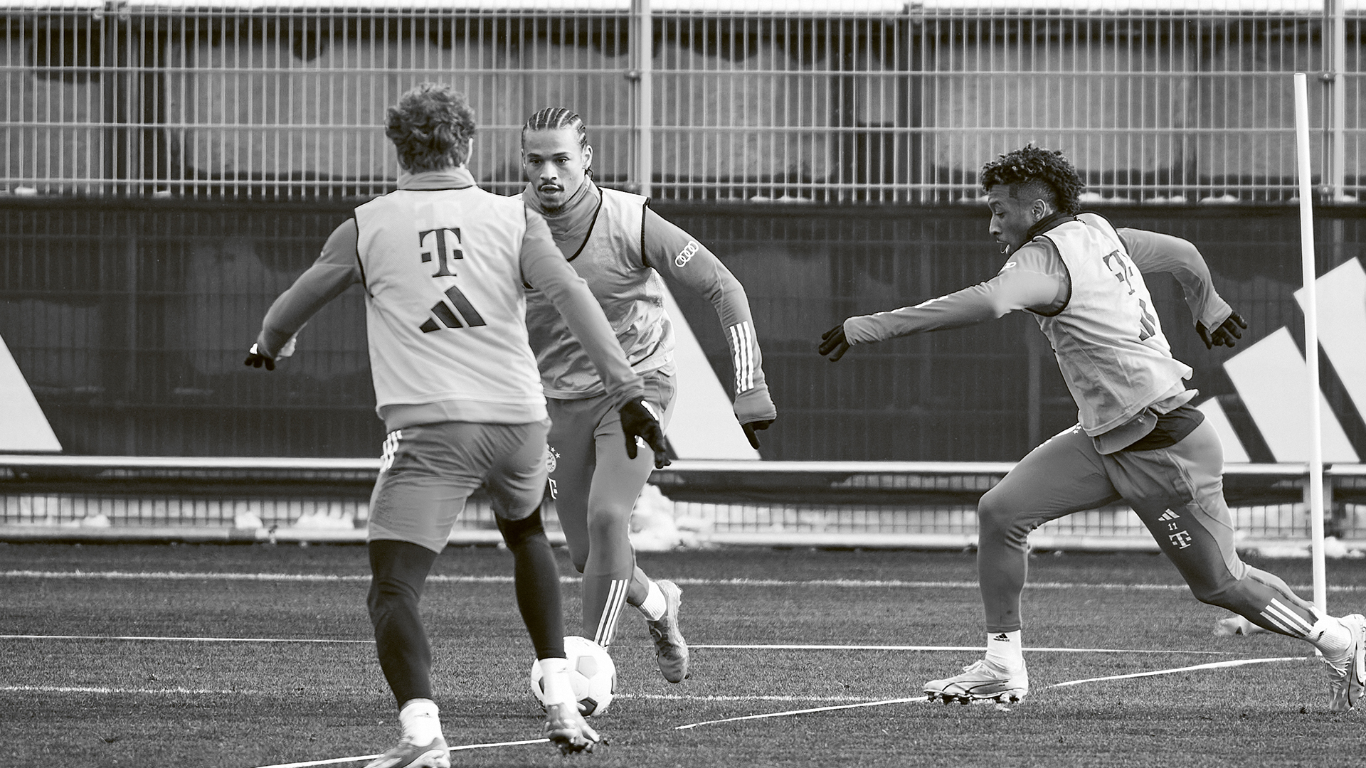 Leroy Sané regatea en el entrenamiento del FC Bayern