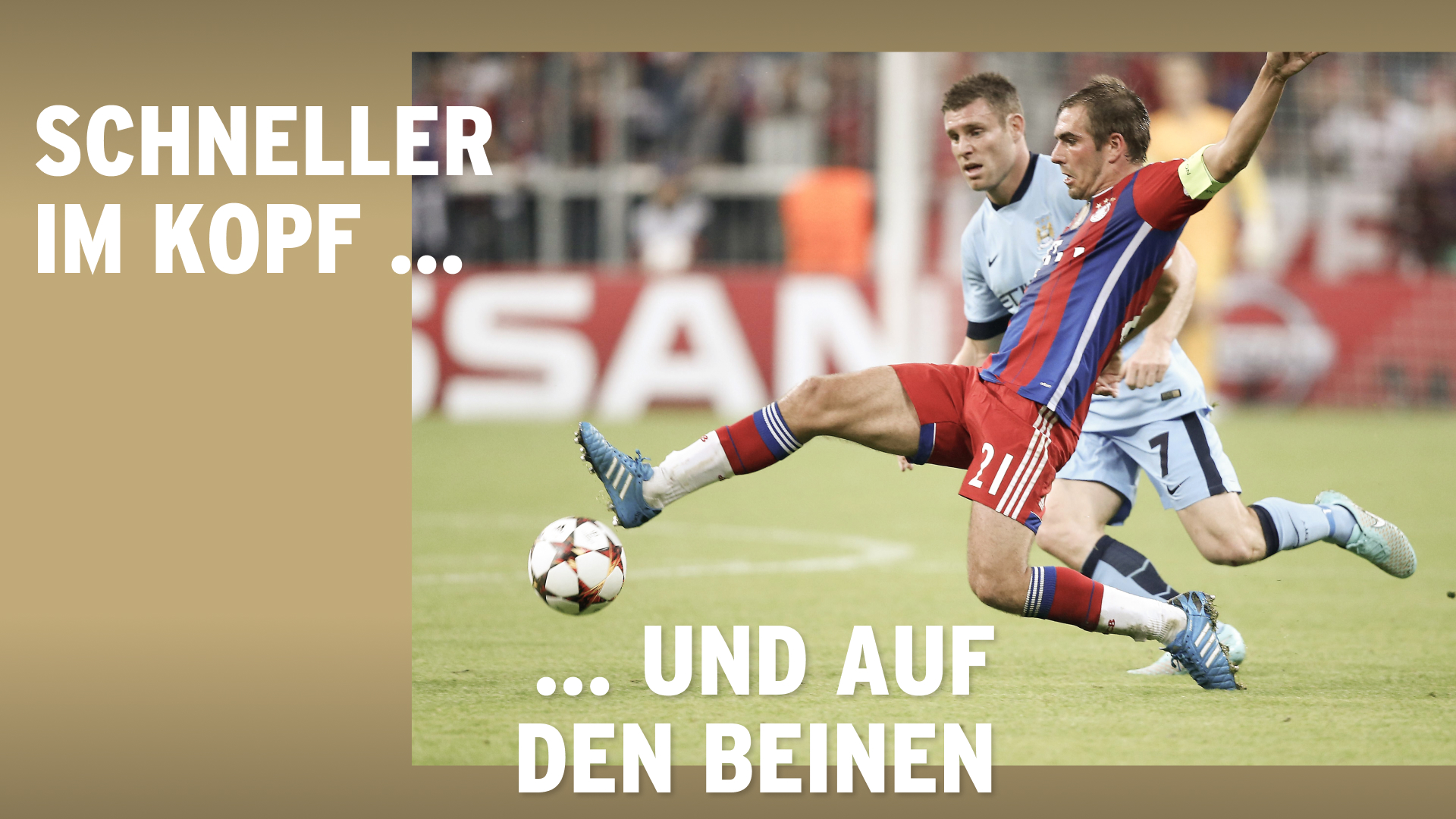 Philipp Lahm im Zweikampf mit einem Gegner.