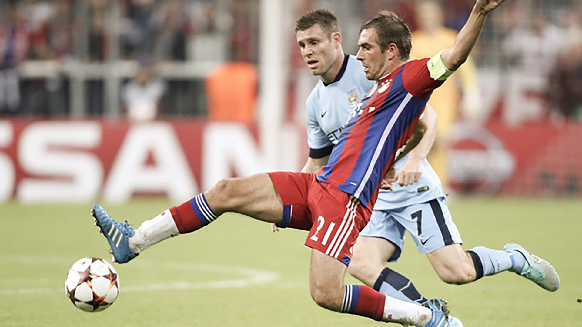 Philipp Lahm en un duelo con un rival.