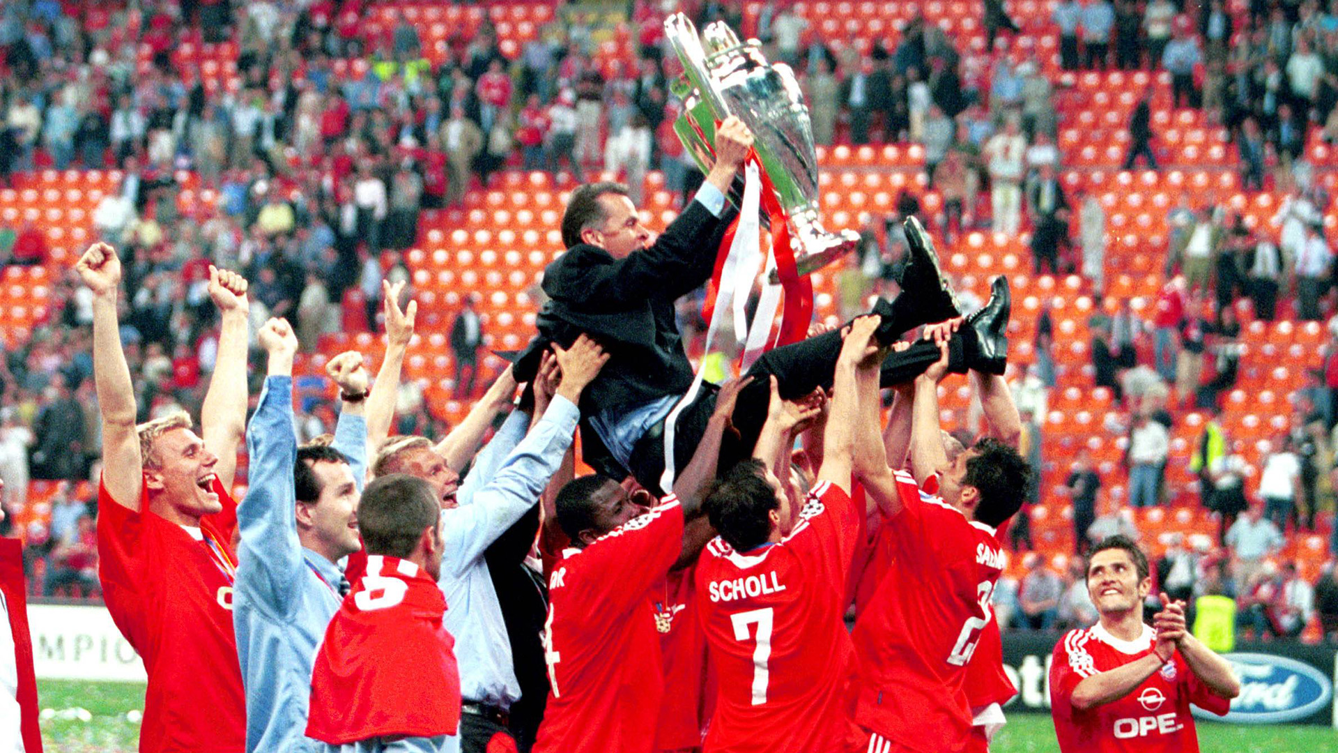 The greatest success: After the Champions League triumph in 2001, Hitzfeld was carried by his players.