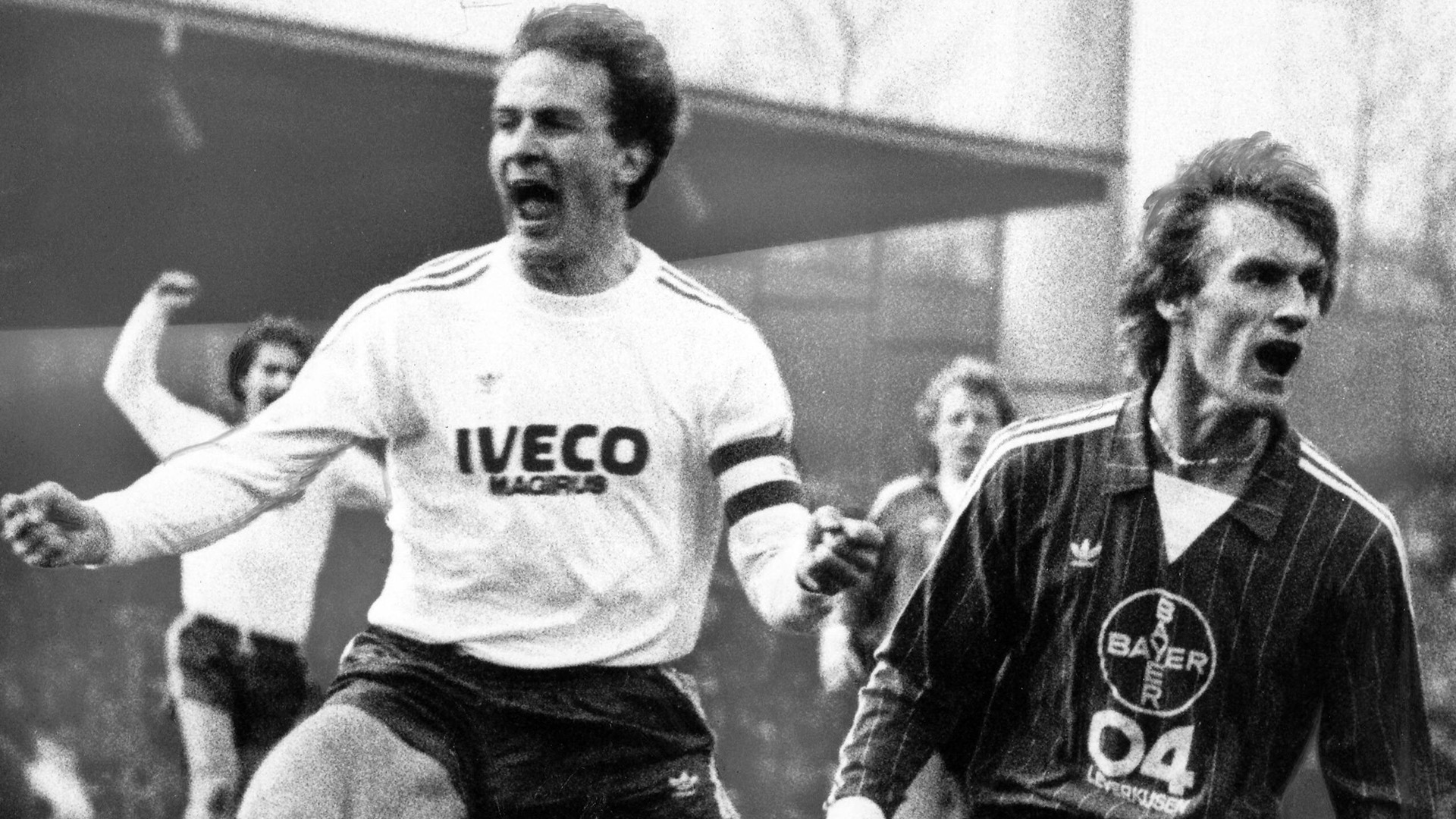 Beim 5:1-Sieg seiner Bayern in Leverkusen zum Auftakt des Jahres 1984 hatte Karl-Heinz Rummenigge (l.) viel Grund zu jubeln.