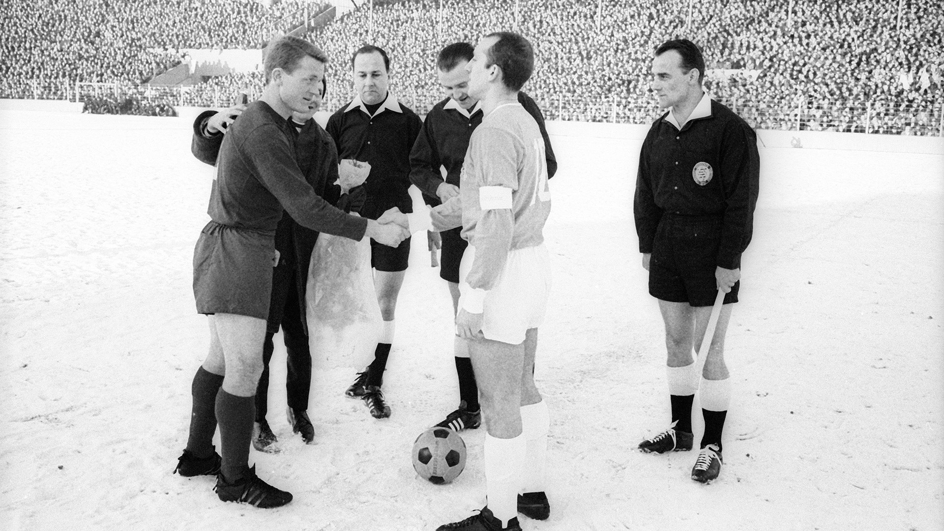 Werner Olk (Bayern, li.) und Peter Grosser (1860) bei der Platzwahl im Münchner Derby im Januar 1966.