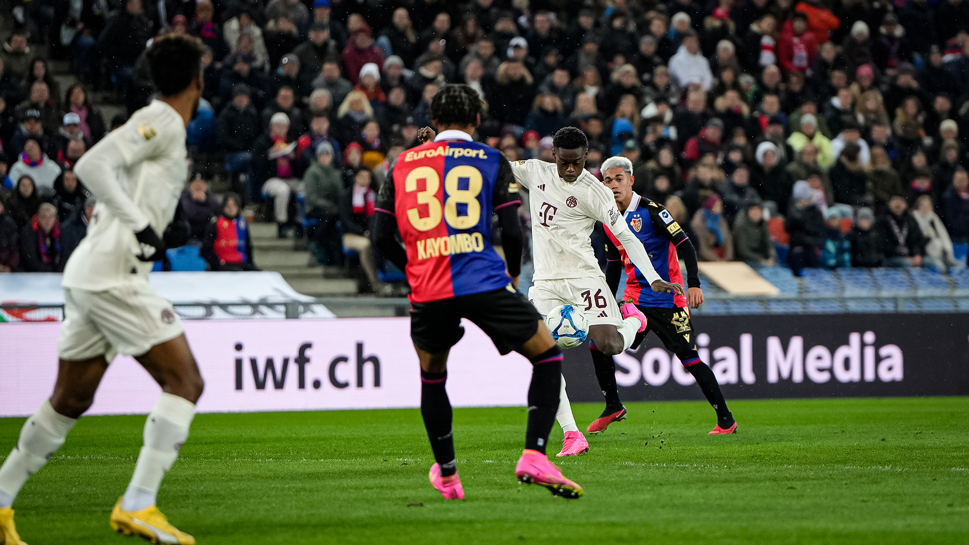 Noël Aséko Nkili erzielt das 1:1 gegen Basel mit einem Distanzschuss