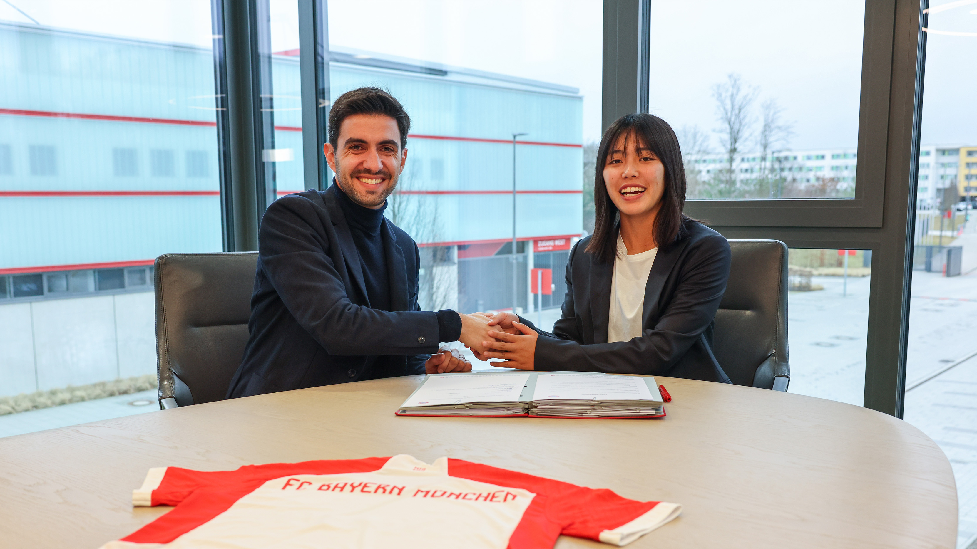 Momoko Tanikawa signs her contract at FC Bayern Women.