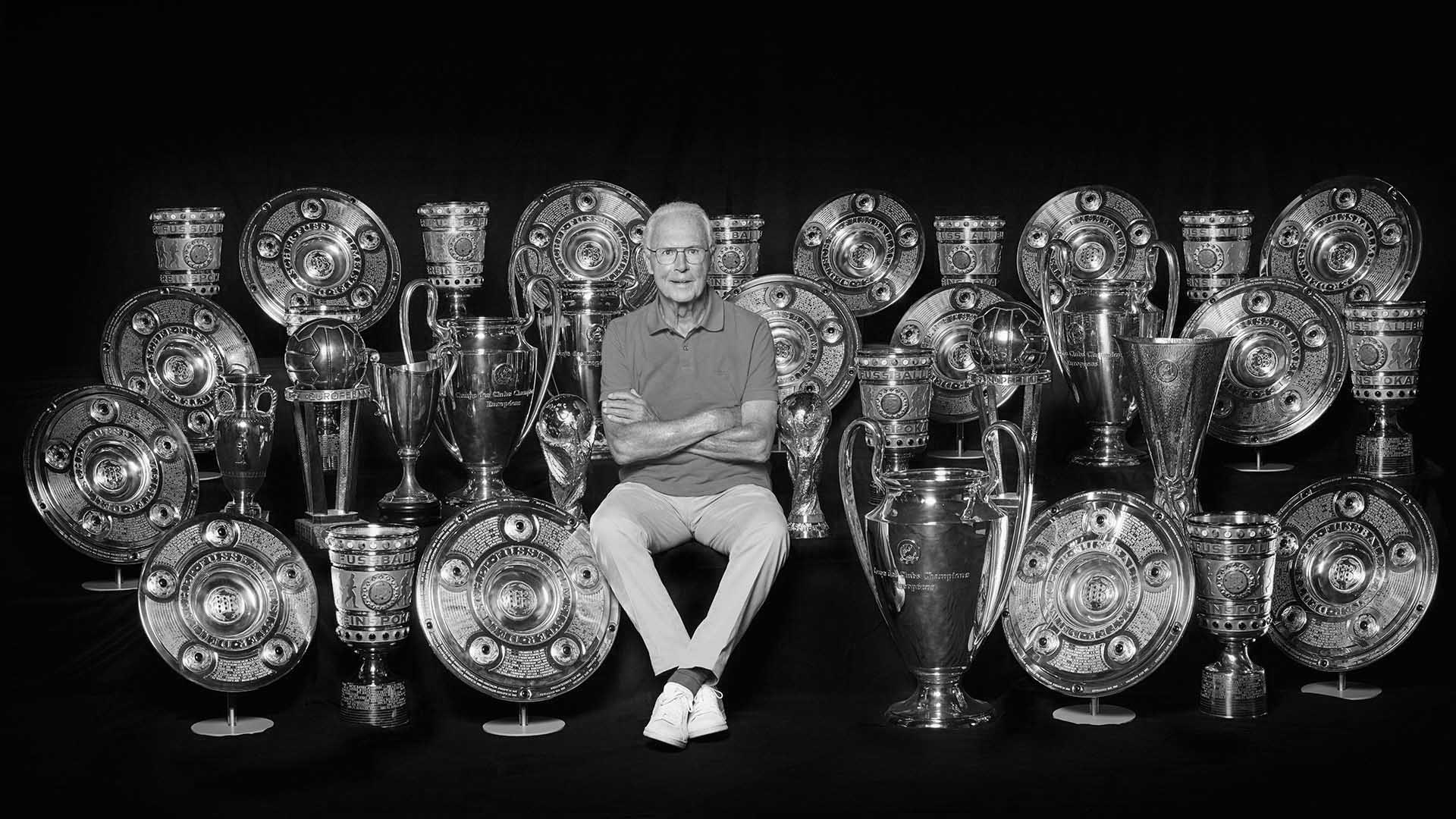 200908_beckenbauer_pokale_schwarz-weiss-fcb