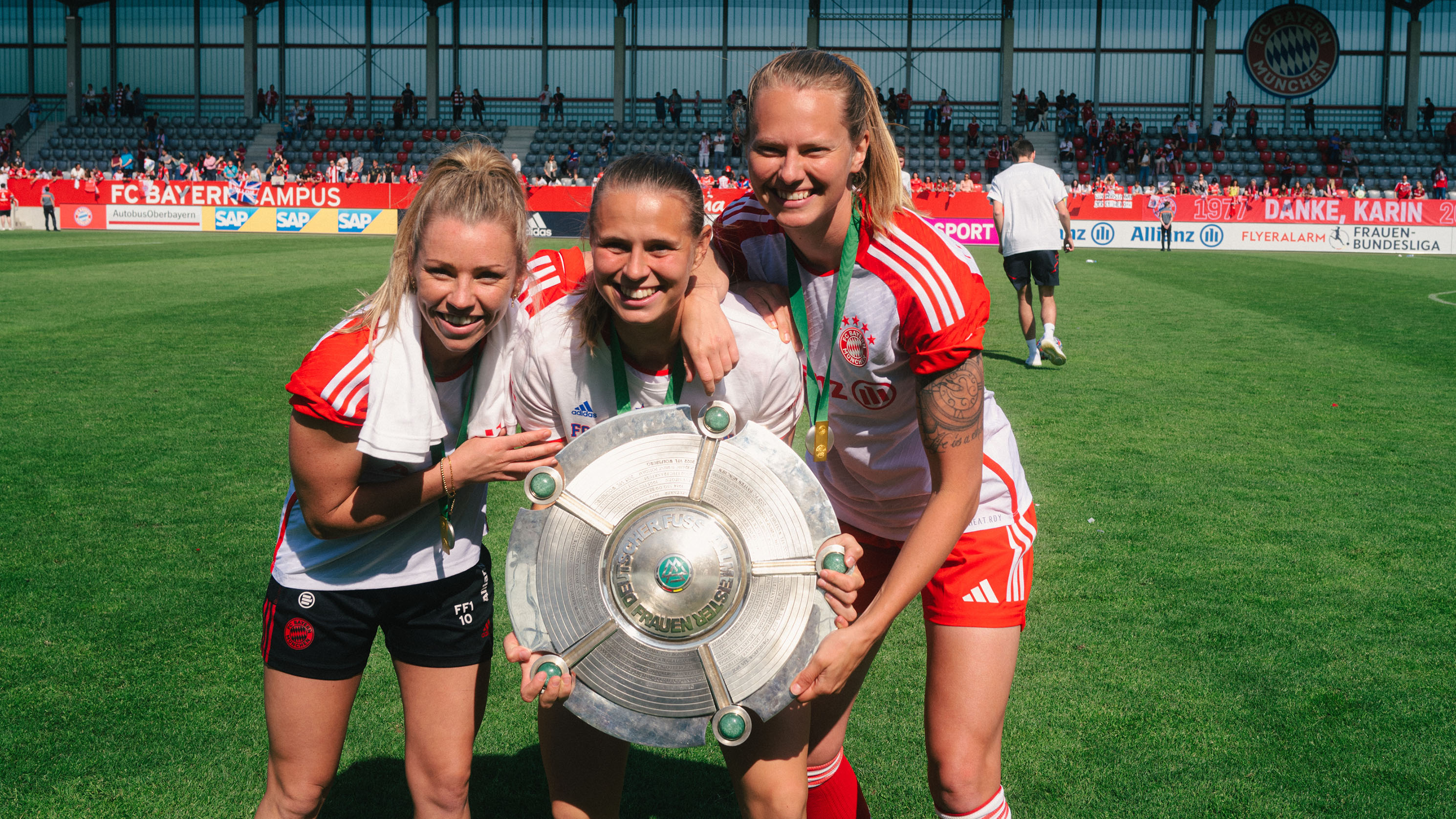 Maximiliane Rall celebrating the 2023 Bundesliga title alongside Klara Bühl and Linda Dallmann.